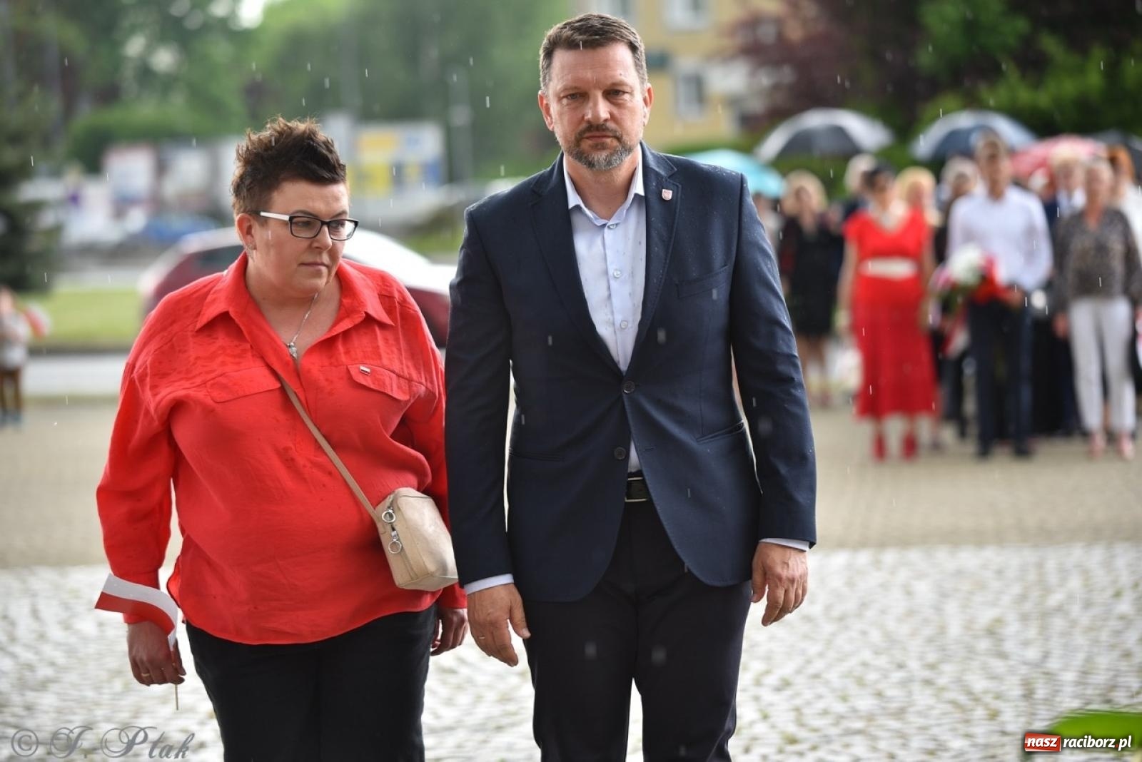Zdjęcie w galerii na portalu naszraciborz.pl: Obchody Trzeciego Maja w Raciborzu w strugach deszczu [FOTO i WIDEO] wiadomości z regionu