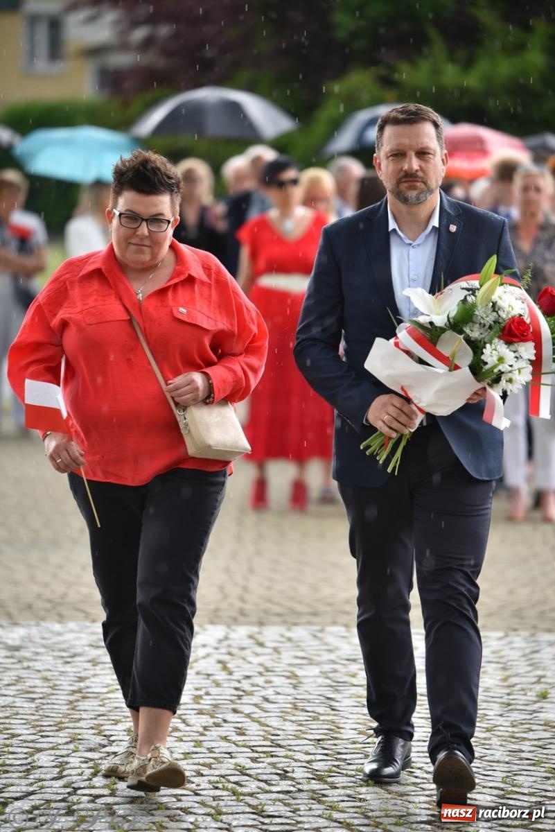 Zdjęcie w galerii na portalu naszraciborz.pl: Obchody Trzeciego Maja w Raciborzu w strugach deszczu [FOTO i WIDEO] wiadomości z regionu