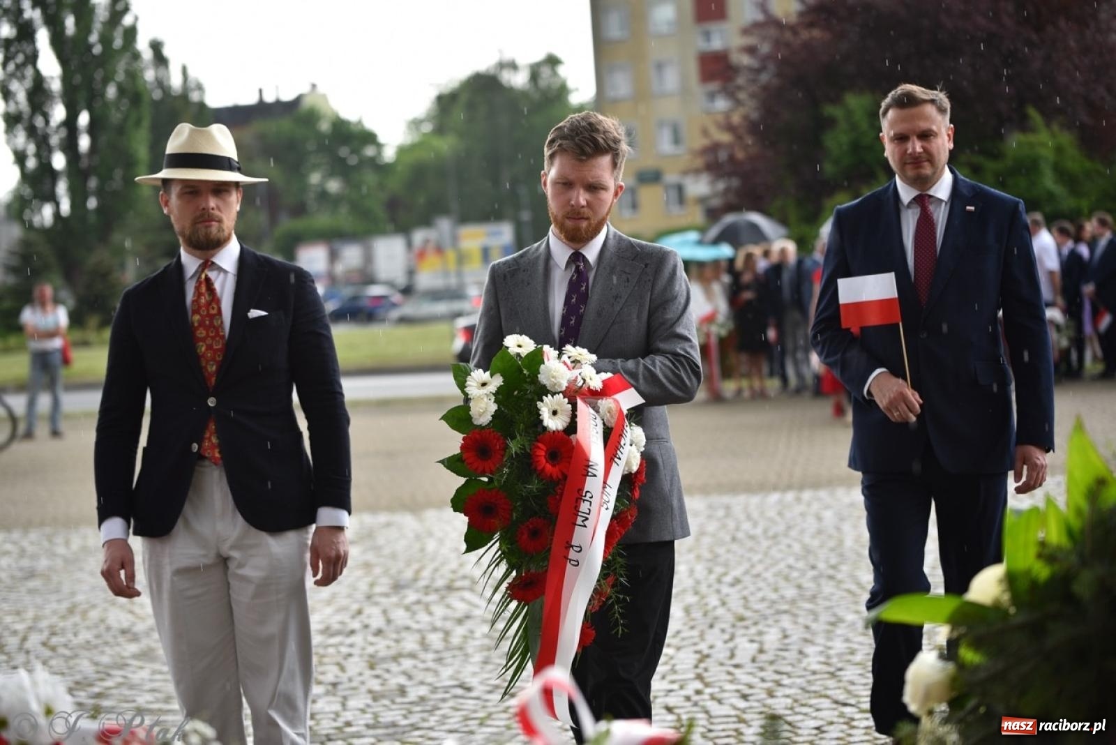Zdjęcie w galerii na portalu naszraciborz.pl: Obchody Trzeciego Maja w Raciborzu w strugach deszczu [FOTO i WIDEO] wiadomości z regionu