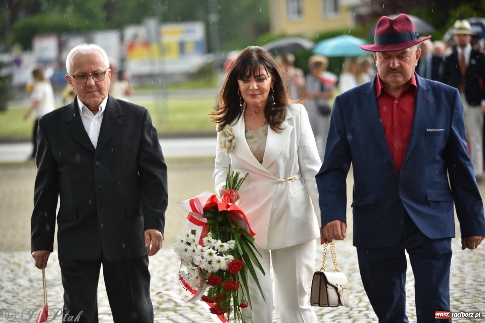 Zdjęcie w galerii na portalu naszraciborz.pl: Obchody Trzeciego Maja w Raciborzu w strugach deszczu [FOTO i WIDEO] wiadomości z regionu