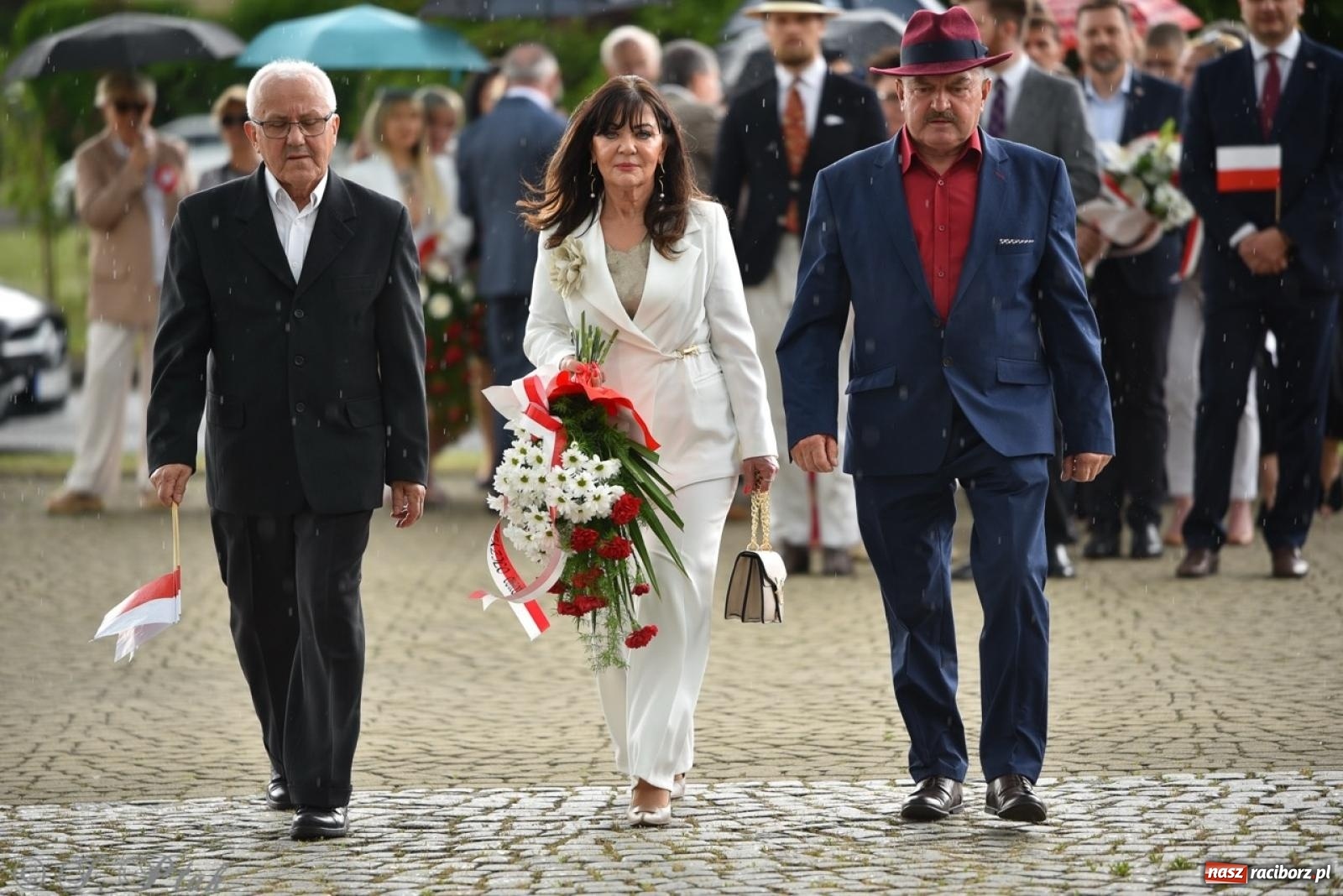 Zdjęcie w galerii na portalu naszraciborz.pl: Obchody Trzeciego Maja w Raciborzu w strugach deszczu [FOTO i WIDEO] wiadomości z regionu