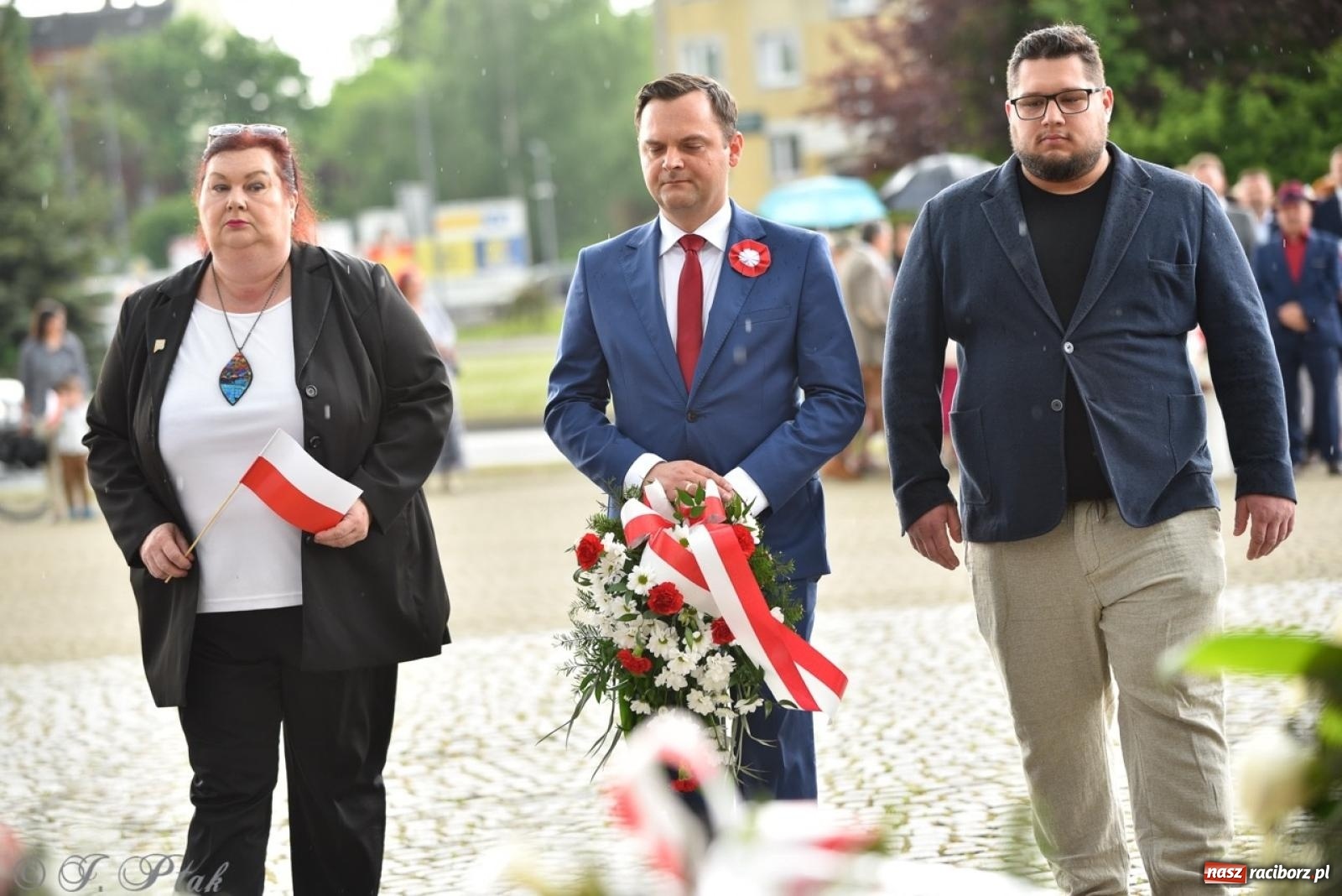 Zdjęcie w galerii na portalu naszraciborz.pl: Obchody Trzeciego Maja w Raciborzu w strugach deszczu [FOTO i WIDEO] wiadomości z regionu