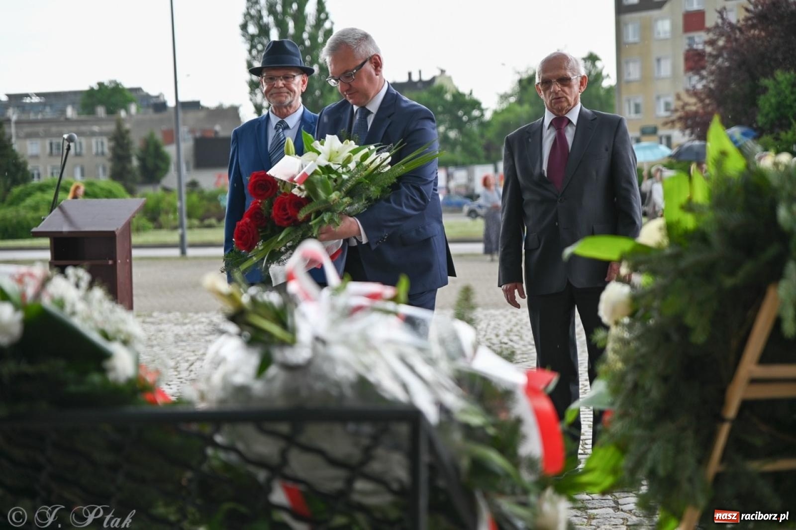 Zdjęcie w galerii na portalu naszraciborz.pl: Obchody Trzeciego Maja w Raciborzu w strugach deszczu [FOTO i WIDEO] wiadomości z regionu