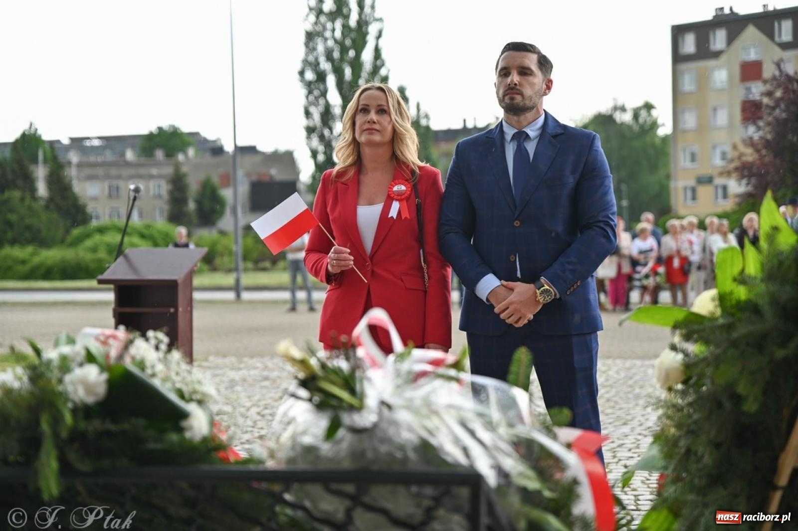 Zdjęcie w galerii na portalu naszraciborz.pl: Obchody Trzeciego Maja w Raciborzu w strugach deszczu [FOTO i WIDEO] wiadomości z regionu