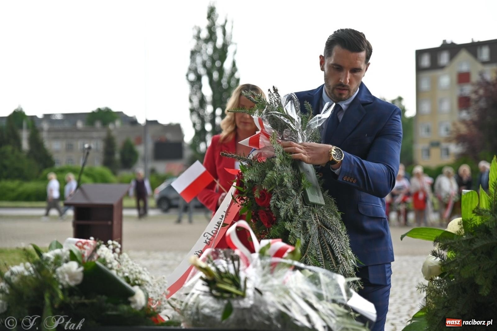 Zdjęcie w galerii na portalu naszraciborz.pl: Obchody Trzeciego Maja w Raciborzu w strugach deszczu [FOTO i WIDEO] wiadomości z regionu
