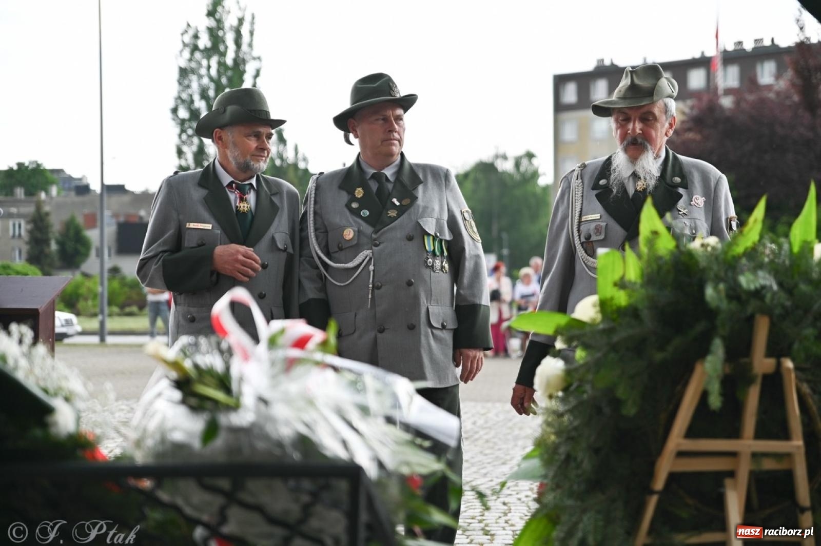 Zdjęcie w galerii na portalu naszraciborz.pl: Obchody Trzeciego Maja w Raciborzu w strugach deszczu [FOTO i WIDEO] wiadomości z regionu