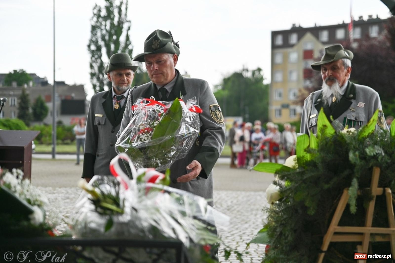 Zdjęcie w galerii na portalu naszraciborz.pl: Obchody Trzeciego Maja w Raciborzu w strugach deszczu [FOTO i WIDEO] wiadomości z regionu