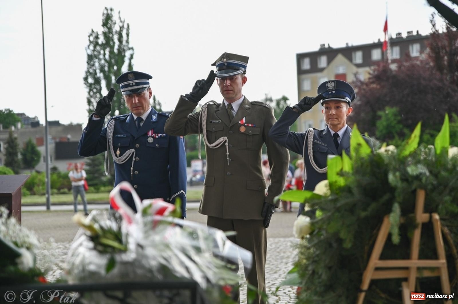 Zdjęcie w galerii na portalu naszraciborz.pl: Obchody Trzeciego Maja w Raciborzu w strugach deszczu [FOTO i WIDEO] wiadomości z regionu