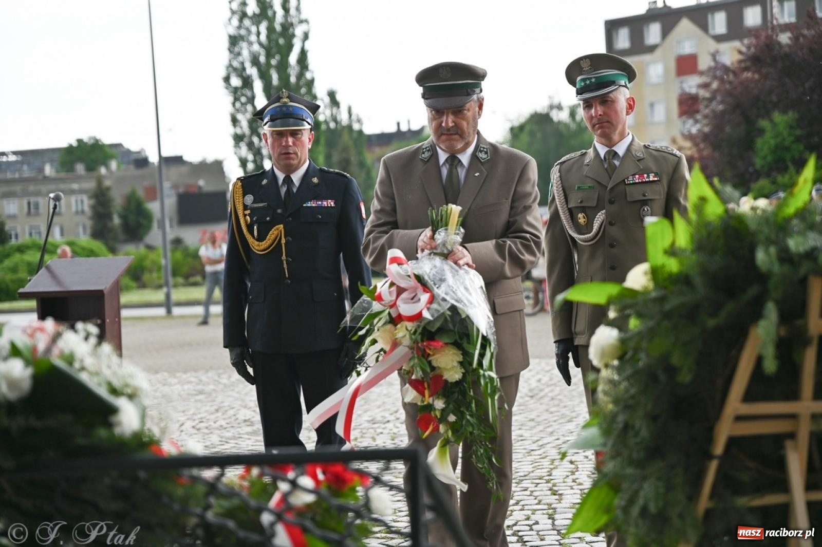 Zdjęcie w galerii na portalu naszraciborz.pl: Obchody Trzeciego Maja w Raciborzu w strugach deszczu [FOTO i WIDEO] wiadomości z regionu