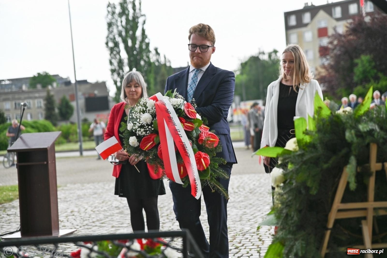 Zdjęcie w galerii na portalu naszraciborz.pl: Obchody Trzeciego Maja w Raciborzu w strugach deszczu [FOTO i WIDEO] wiadomości z regionu