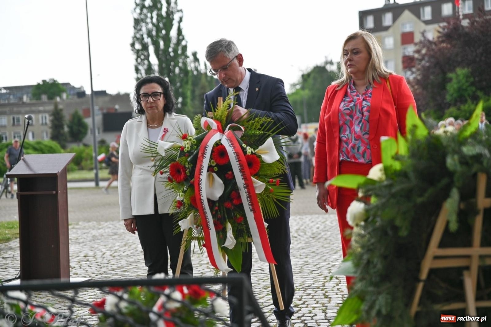 Zdjęcie w galerii na portalu naszraciborz.pl: Obchody Trzeciego Maja w Raciborzu w strugach deszczu [FOTO i WIDEO] wiadomości z regionu