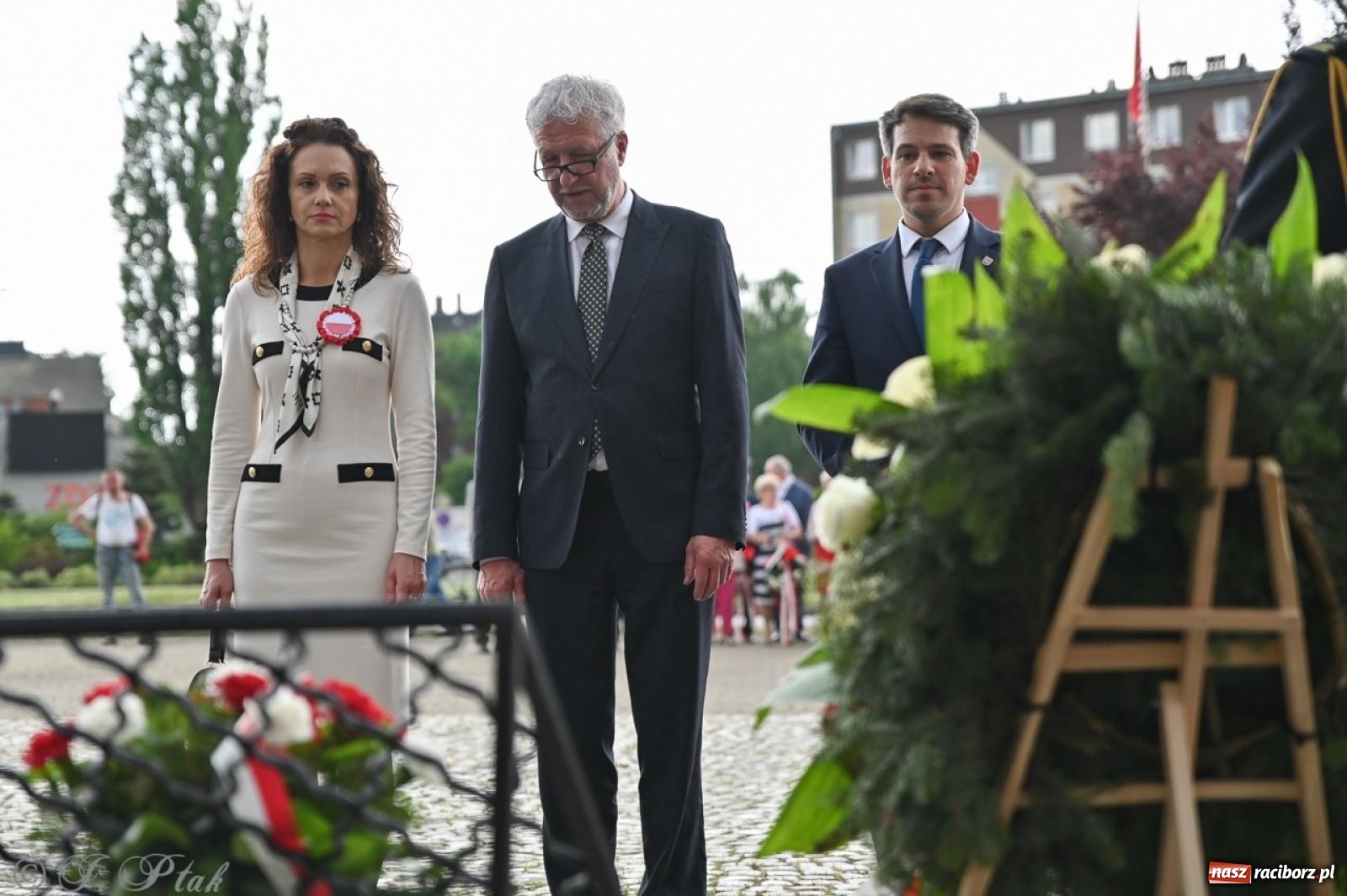 Zdjęcie w galerii na portalu naszraciborz.pl: Obchody Trzeciego Maja w Raciborzu w strugach deszczu [FOTO i WIDEO] wiadomości z regionu