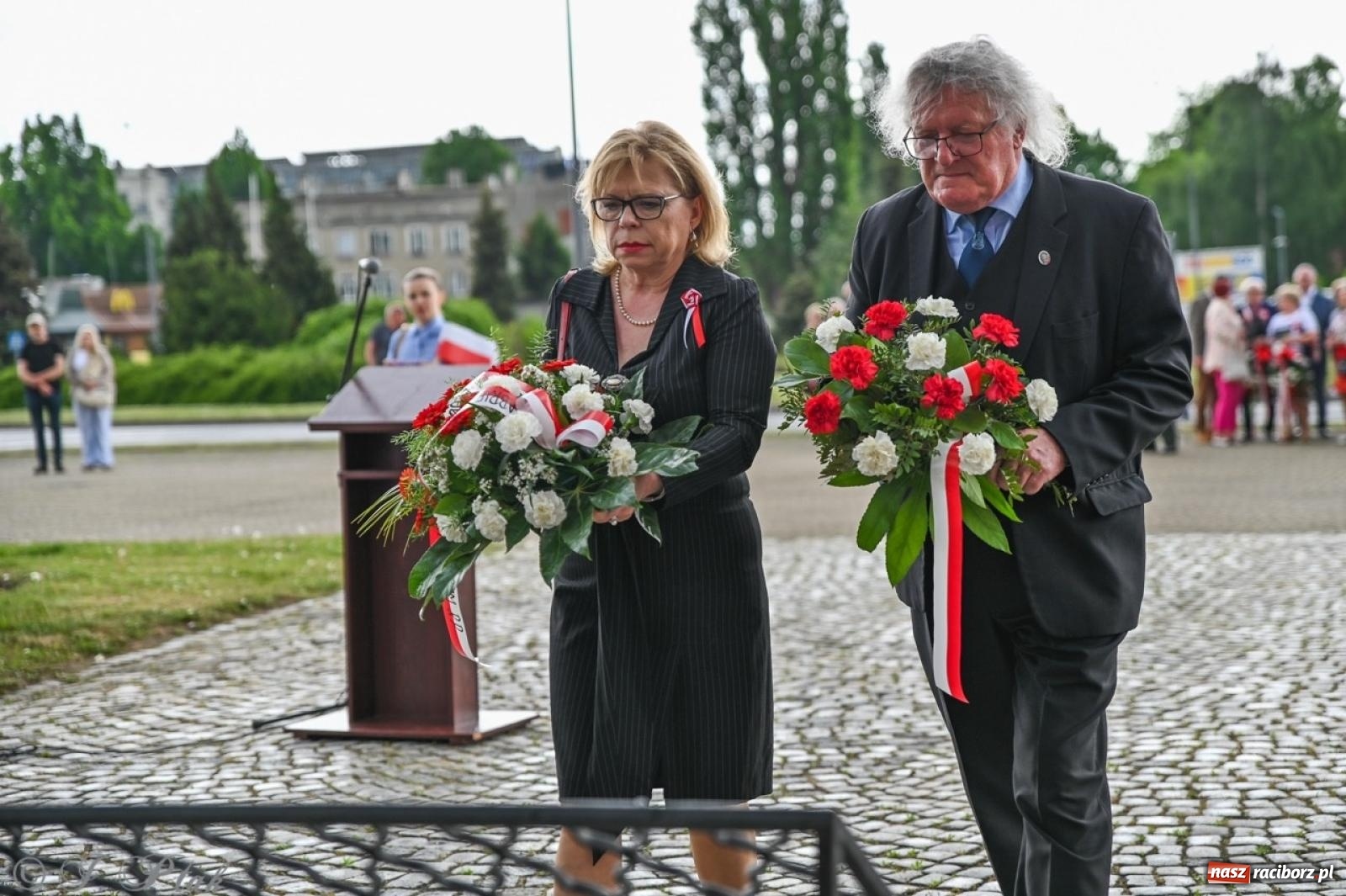 Zdjęcie w galerii na portalu naszraciborz.pl: Obchody Trzeciego Maja w Raciborzu w strugach deszczu [FOTO i WIDEO] wiadomości z regionu