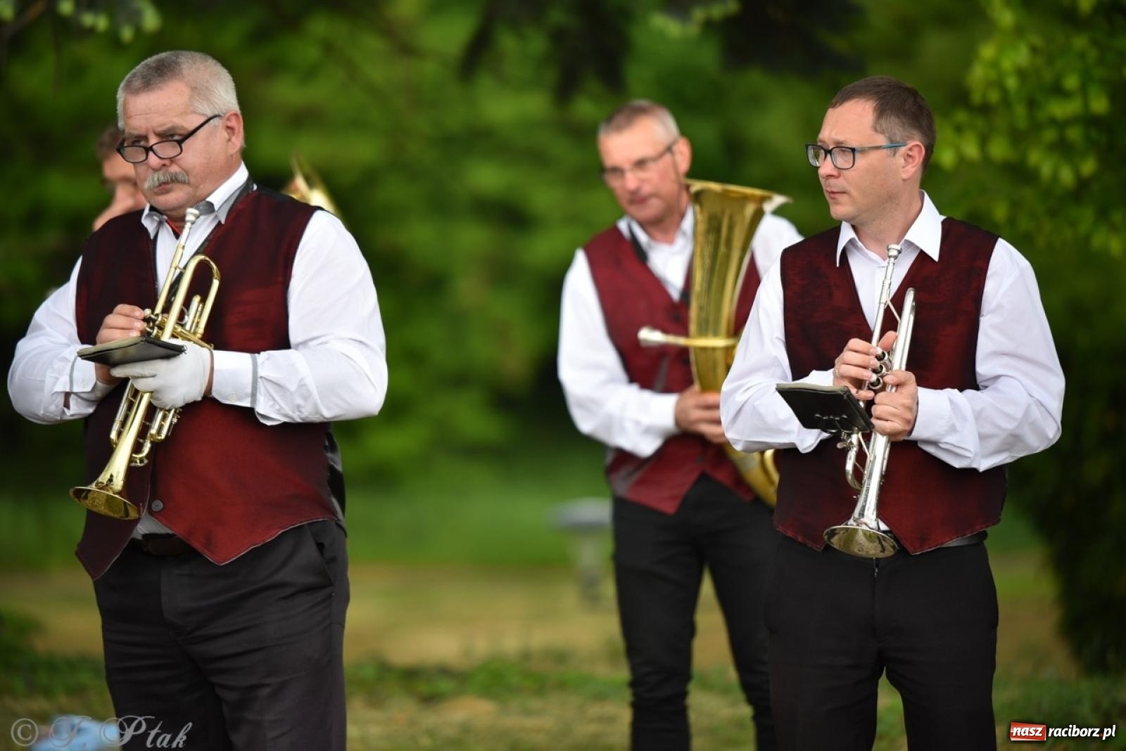 Zdjęcie w galerii na portalu naszraciborz.pl: Obchody Trzeciego Maja w Raciborzu w strugach deszczu [FOTO i WIDEO] wiadomości z regionu