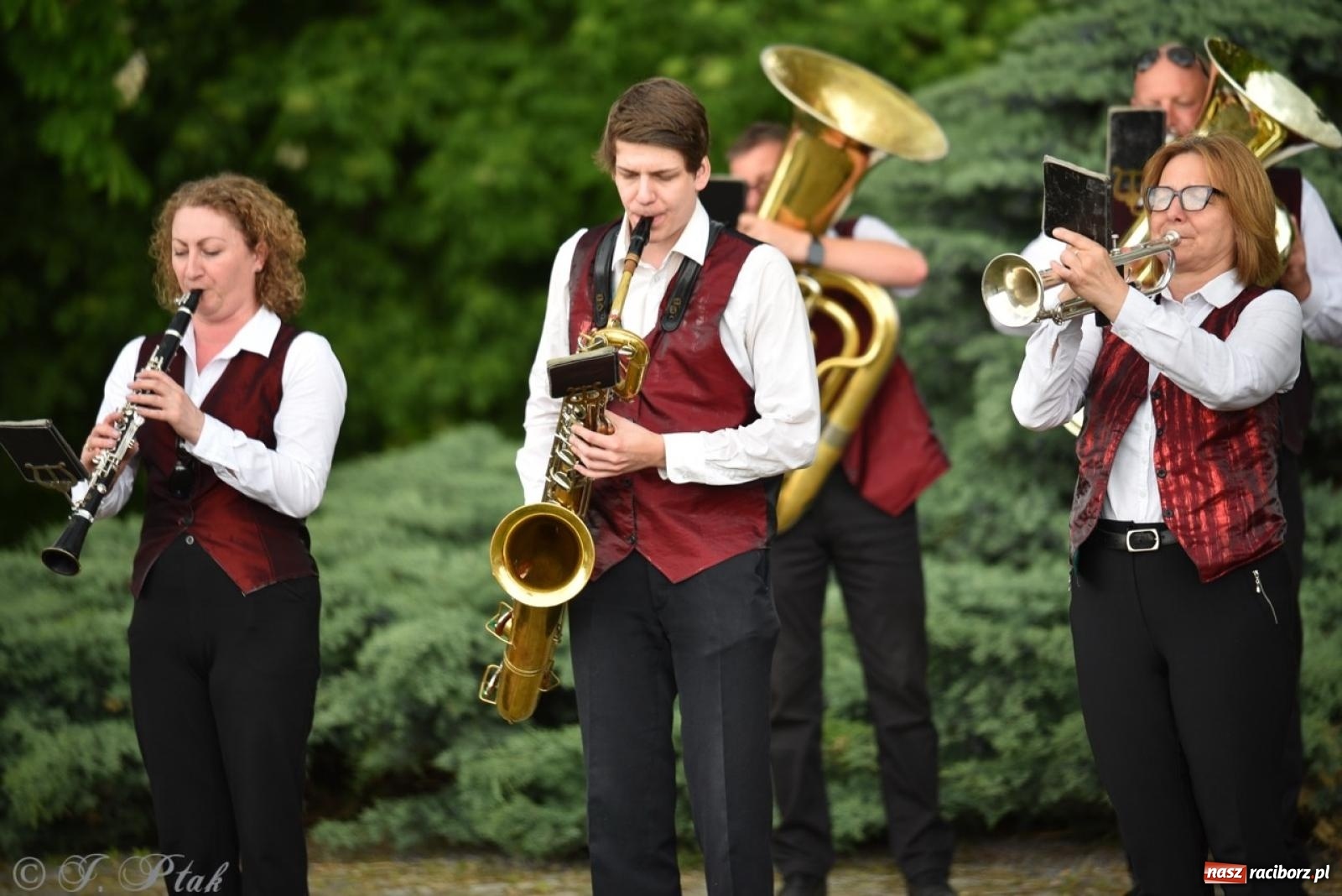 Zdjęcie w galerii na portalu naszraciborz.pl: Obchody Trzeciego Maja w Raciborzu w strugach deszczu [FOTO i WIDEO] wiadomości z regionu