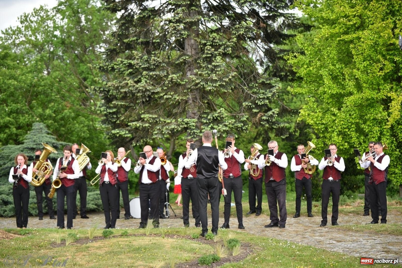Zdjęcie w galerii na portalu naszraciborz.pl: Obchody Trzeciego Maja w Raciborzu w strugach deszczu [FOTO i WIDEO] wiadomości z regionu