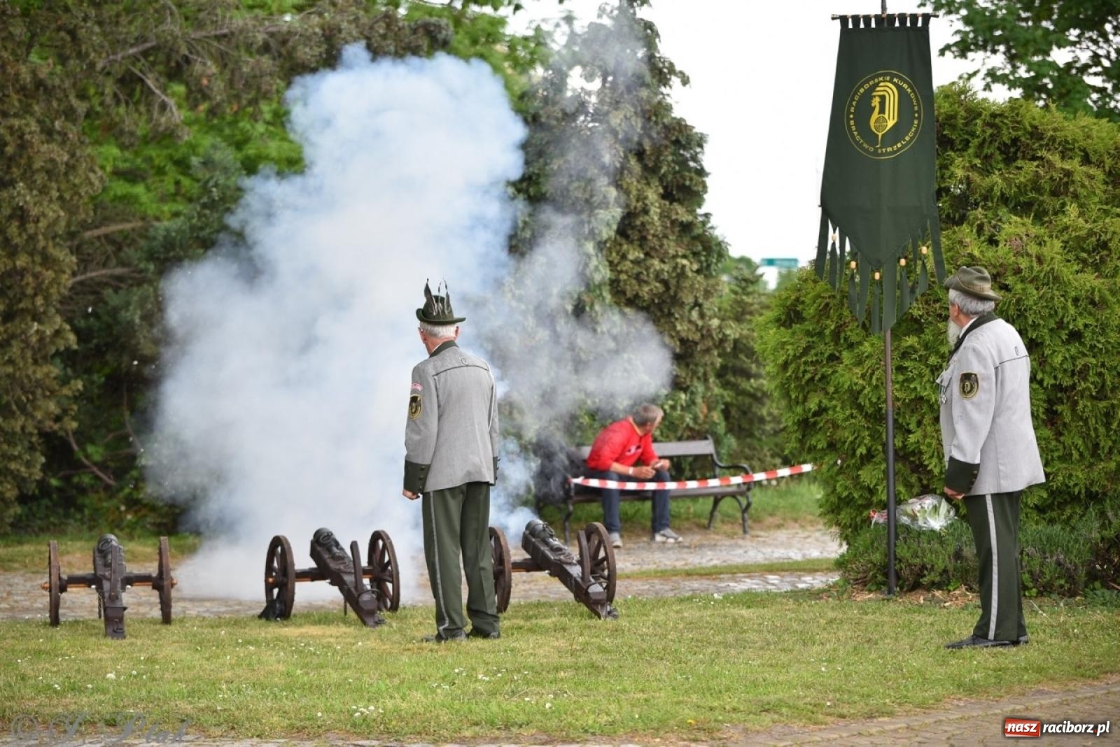Zdjęcie w galerii na portalu naszraciborz.pl: Obchody Trzeciego Maja w Raciborzu w strugach deszczu [FOTO i WIDEO] wiadomości z regionu
