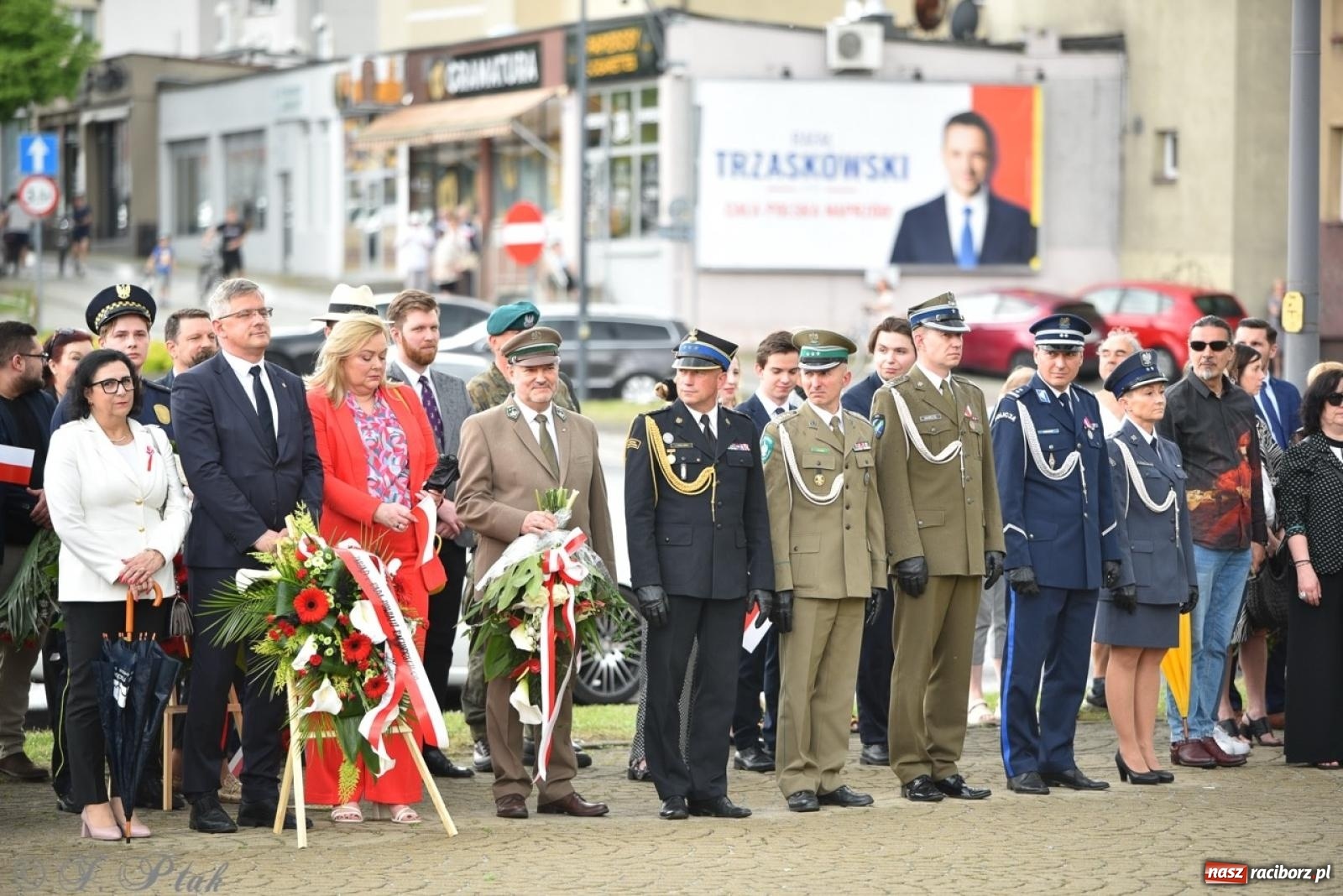 Zdjęcie w galerii na portalu naszraciborz.pl: Obchody Trzeciego Maja w Raciborzu w strugach deszczu [FOTO i WIDEO] wiadomości z regionu