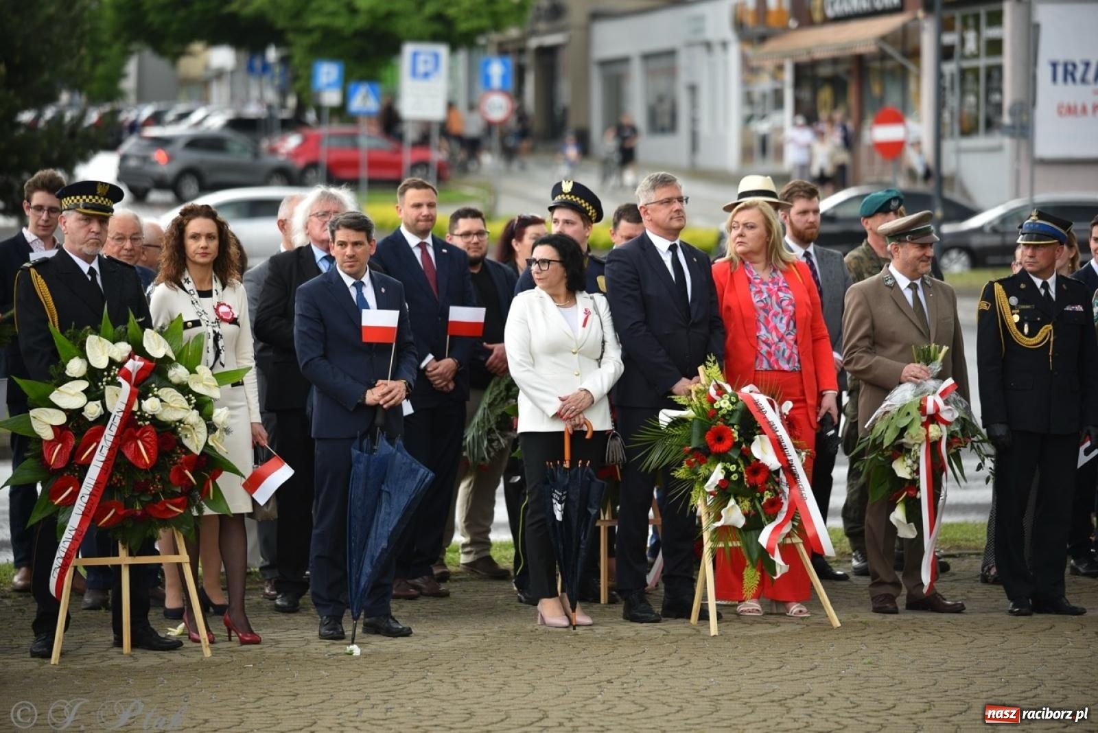 Zdjęcie w galerii na portalu naszraciborz.pl: Obchody Trzeciego Maja w Raciborzu w strugach deszczu [FOTO i WIDEO] wiadomości z regionu