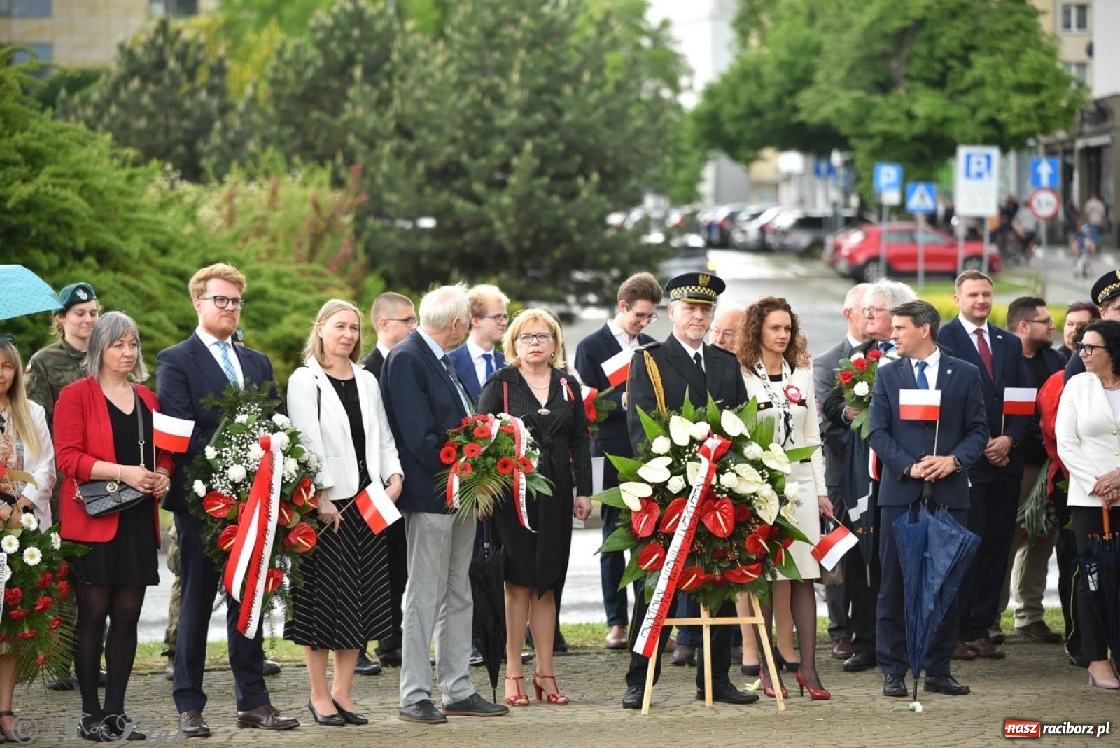 Zdjęcie w galerii na portalu naszraciborz.pl: Obchody Trzeciego Maja w Raciborzu w strugach deszczu [FOTO i WIDEO] wiadomości z regionu
