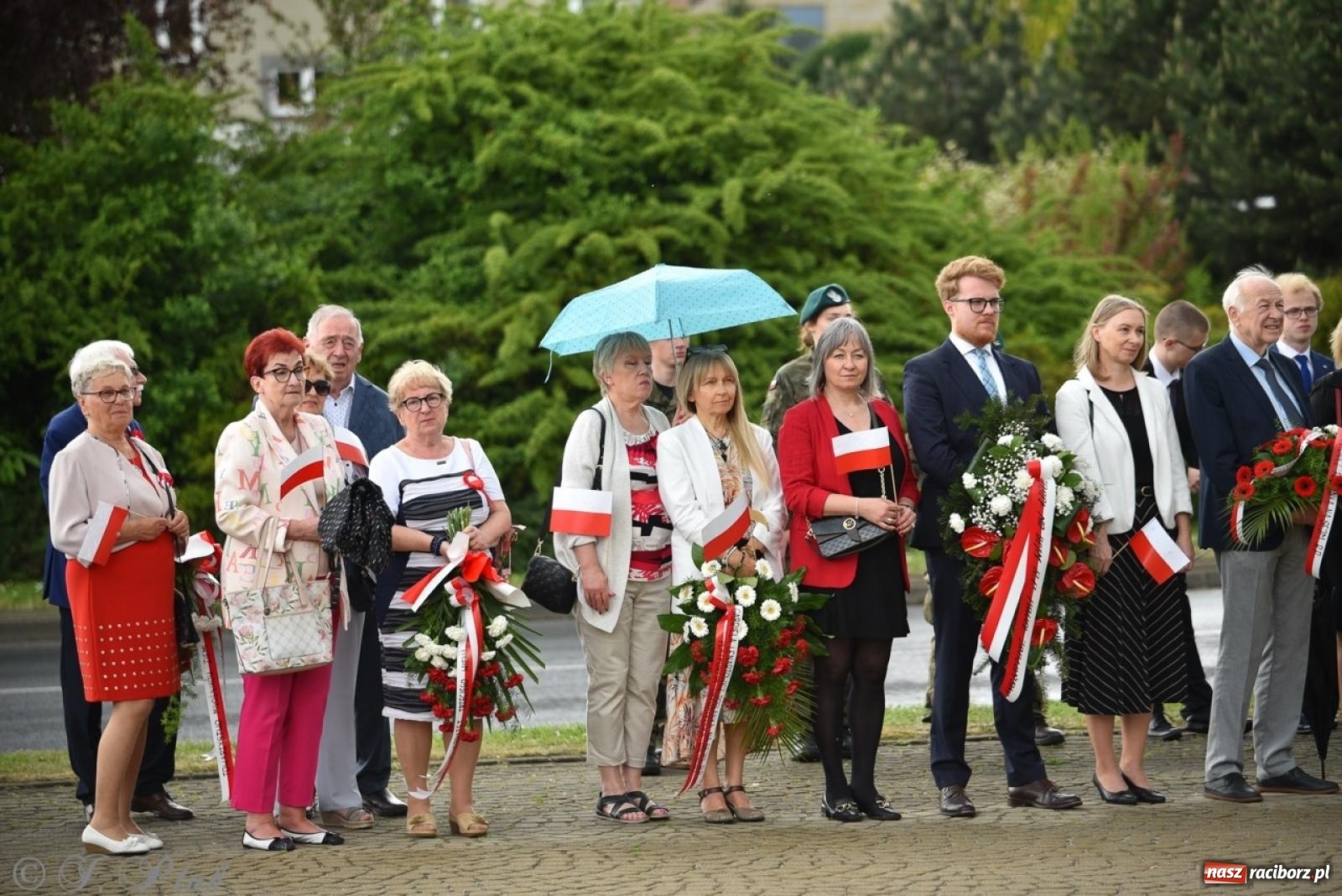 Zdjęcie w galerii na portalu naszraciborz.pl: Obchody Trzeciego Maja w Raciborzu w strugach deszczu [FOTO i WIDEO] wiadomości z regionu