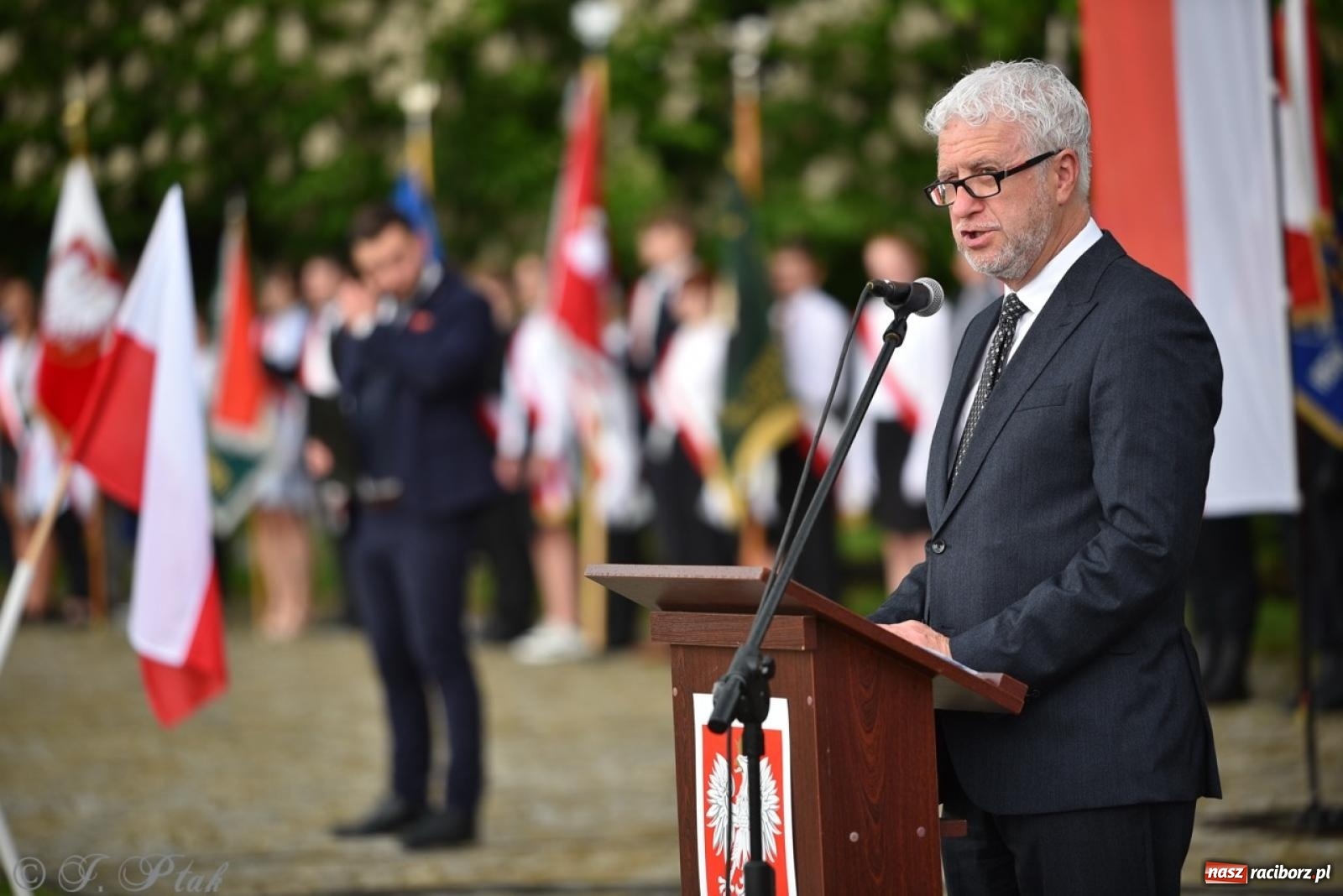 Zdjęcie w galerii na portalu naszraciborz.pl: Obchody Trzeciego Maja w Raciborzu w strugach deszczu [FOTO i WIDEO] wiadomości z regionu