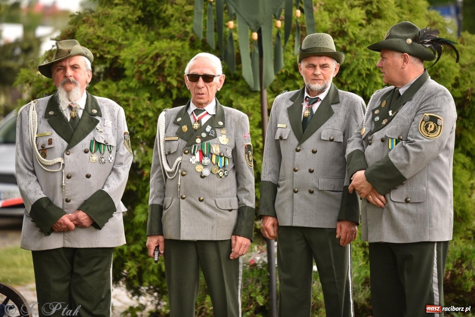 Zdjęcie w galerii na portalu naszraciborz.pl: Obchody Trzeciego Maja w Raciborzu w strugach deszczu [FOTO i WIDEO] wiadomości z regionu