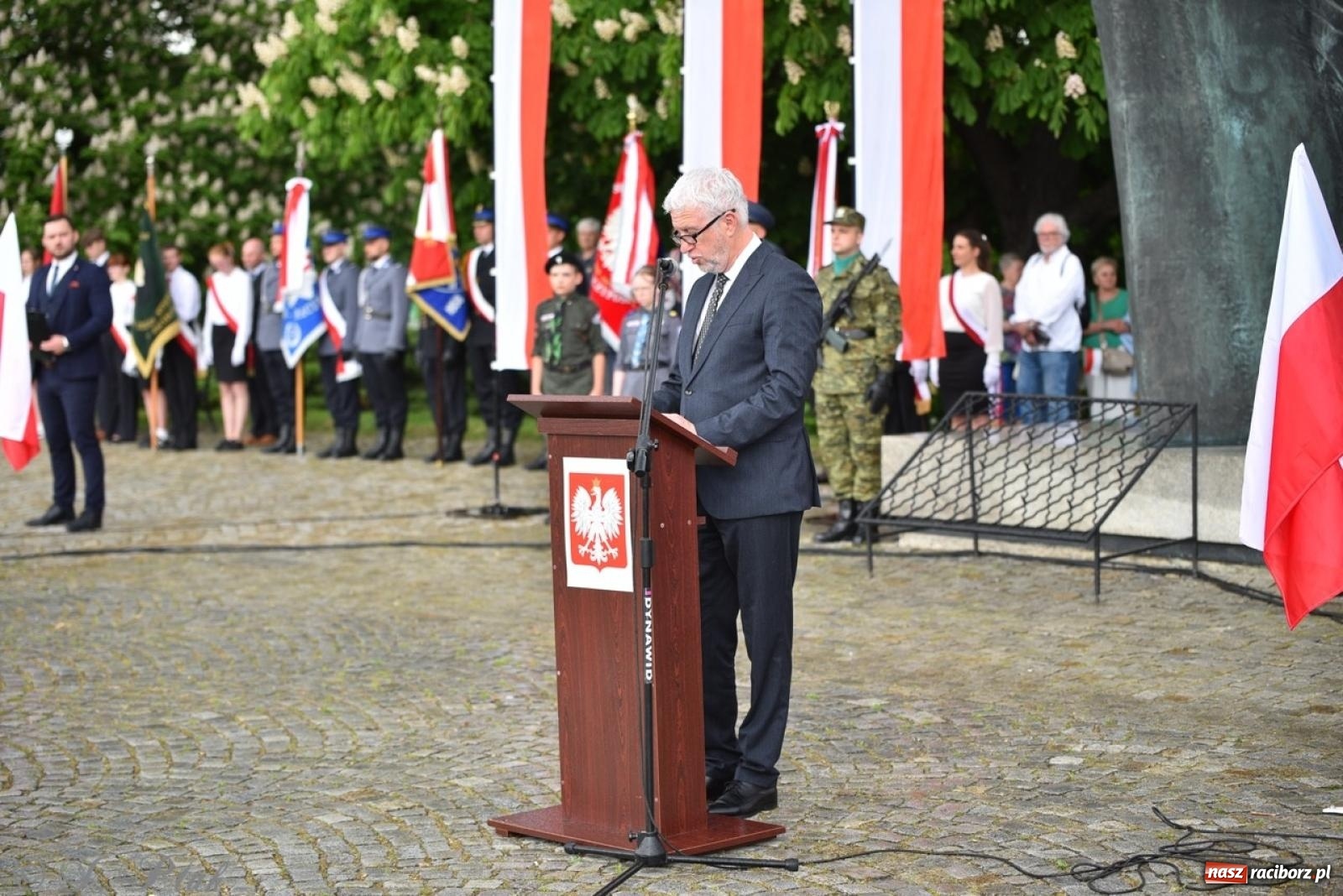 Zdjęcie w galerii na portalu naszraciborz.pl: Obchody Trzeciego Maja w Raciborzu w strugach deszczu [FOTO i WIDEO] wiadomości z regionu