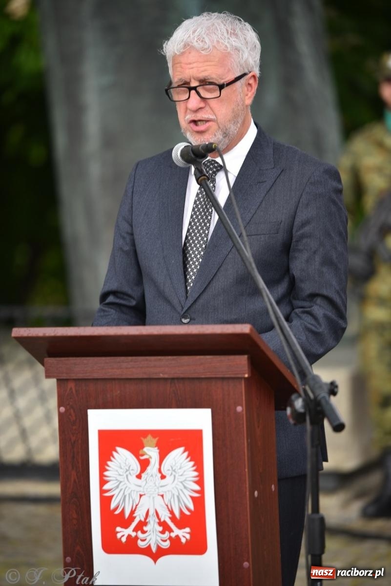 Zdjęcie w galerii na portalu naszraciborz.pl: Obchody Trzeciego Maja w Raciborzu w strugach deszczu [FOTO i WIDEO] wiadomości z regionu