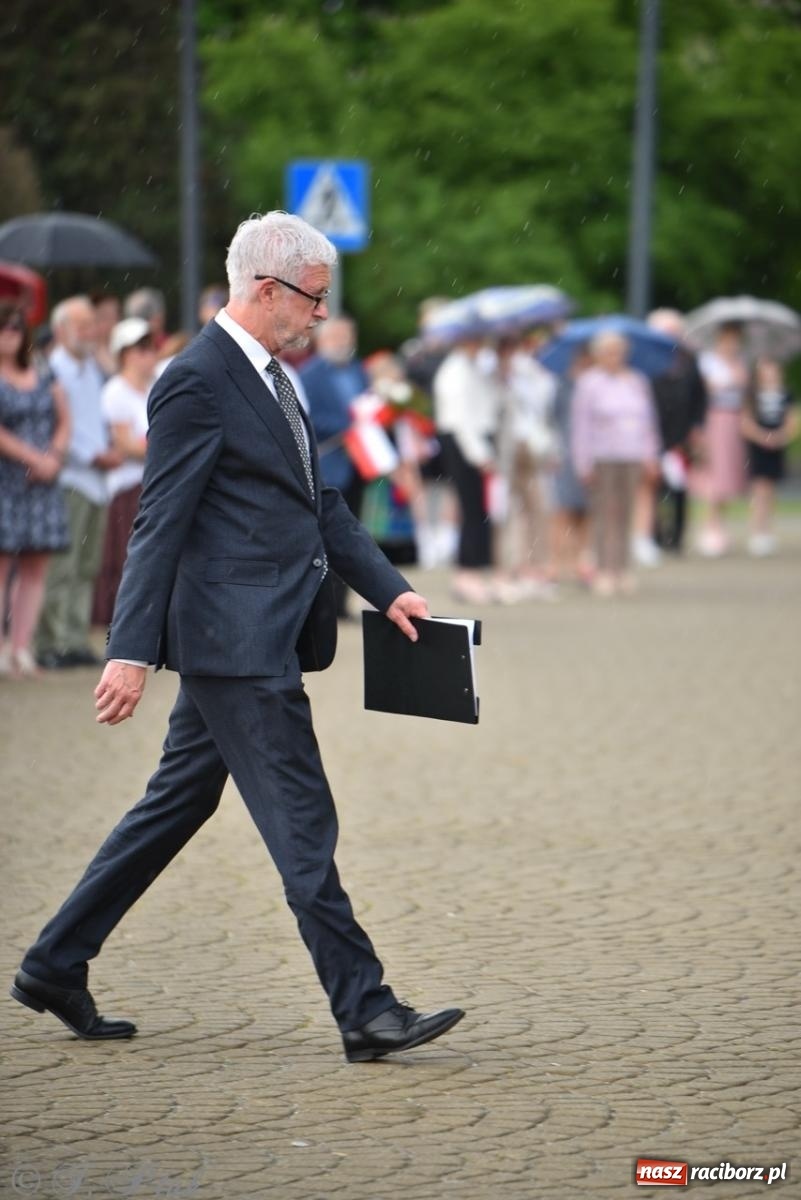 Zdjęcie w galerii na portalu naszraciborz.pl: Obchody Trzeciego Maja w Raciborzu w strugach deszczu [FOTO i WIDEO] wiadomości z regionu