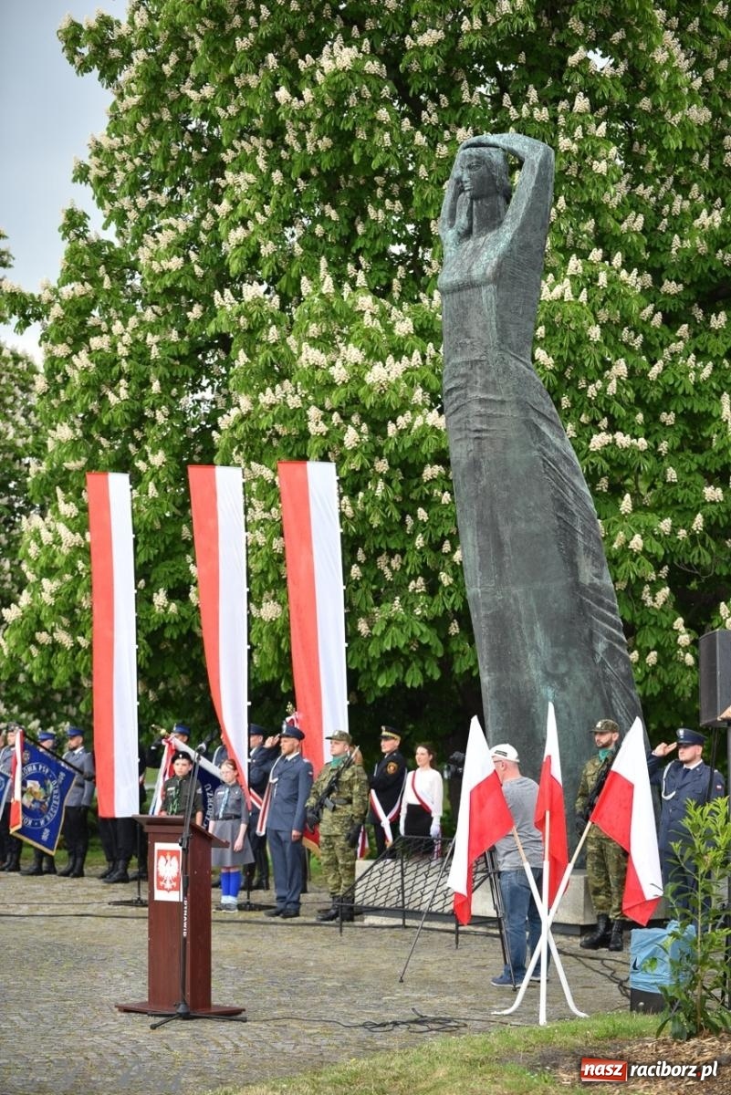 Zdjęcie w galerii na portalu naszraciborz.pl: Obchody Trzeciego Maja w Raciborzu w strugach deszczu [FOTO i WIDEO] wiadomości z regionu
