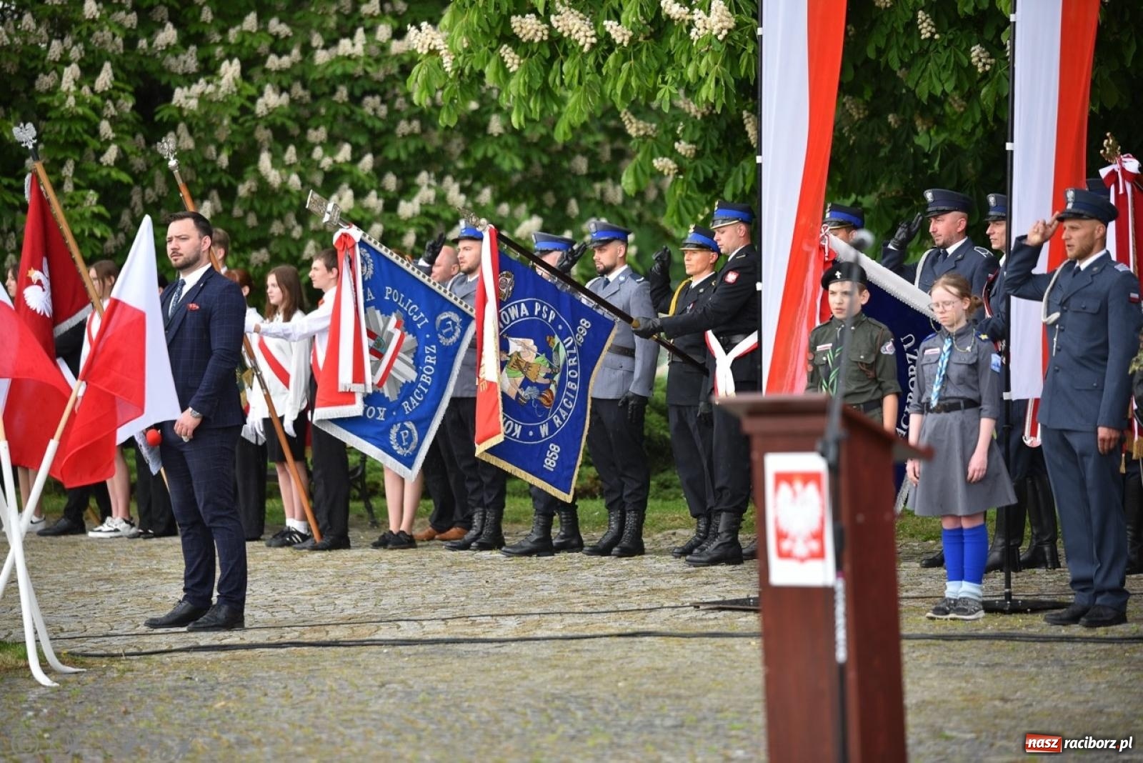 Zdjęcie w galerii na portalu naszraciborz.pl: Obchody Trzeciego Maja w Raciborzu w strugach deszczu [FOTO i WIDEO] wiadomości z regionu