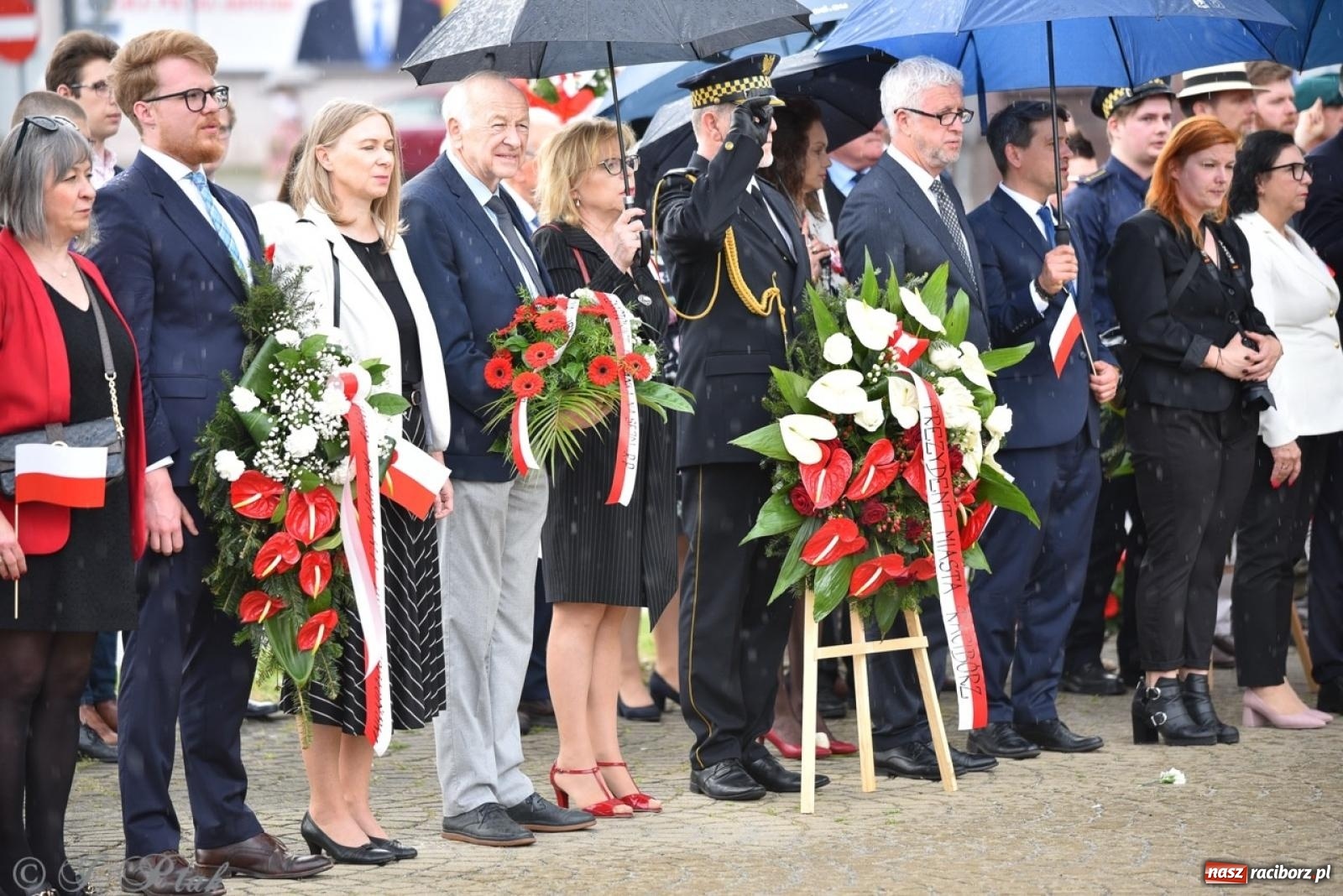 Zdjęcie w galerii na portalu naszraciborz.pl: Obchody Trzeciego Maja w Raciborzu w strugach deszczu [FOTO i WIDEO] wiadomości z regionu