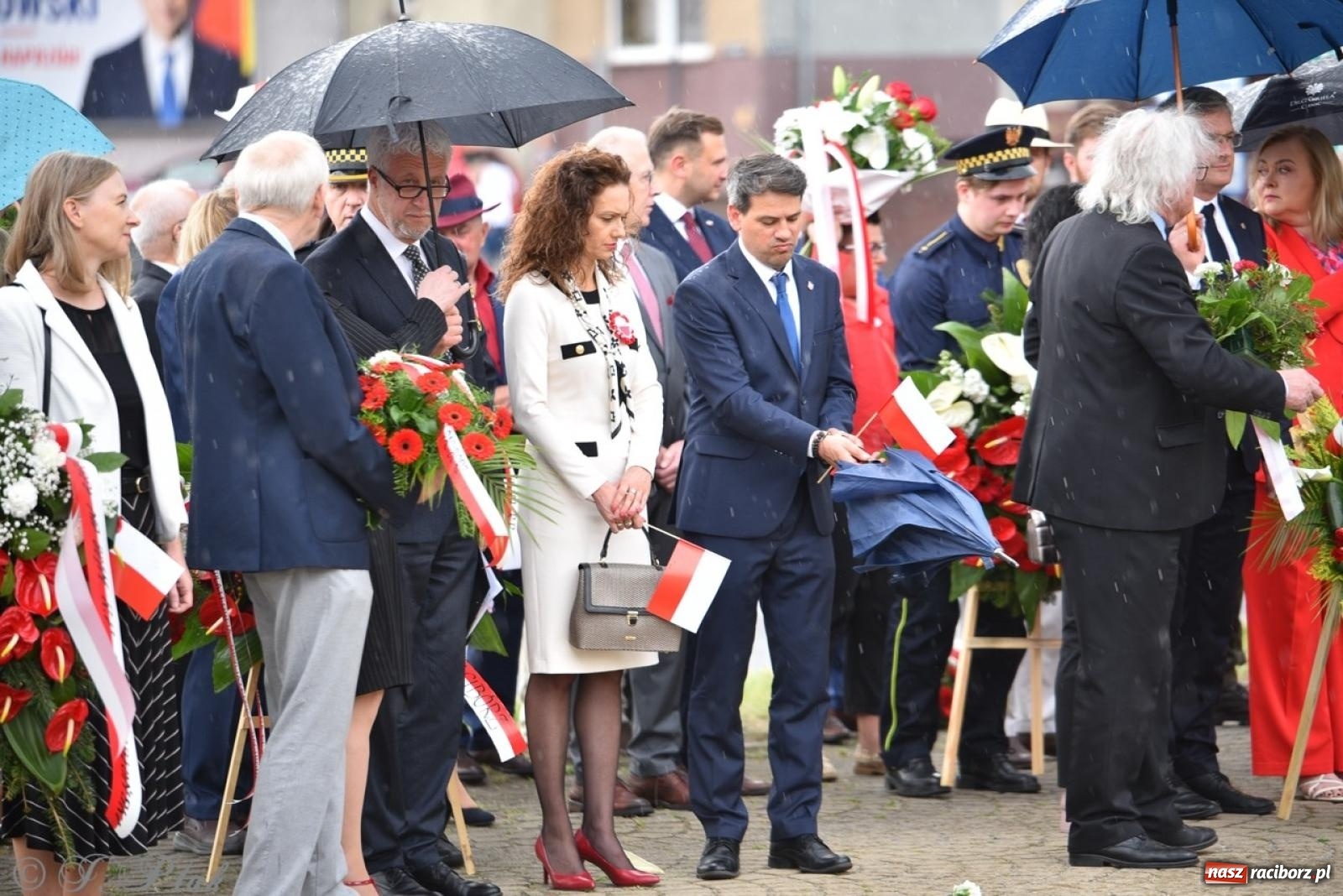Zdjęcie w galerii na portalu naszraciborz.pl: Obchody Trzeciego Maja w Raciborzu w strugach deszczu [FOTO i WIDEO] wiadomości z regionu