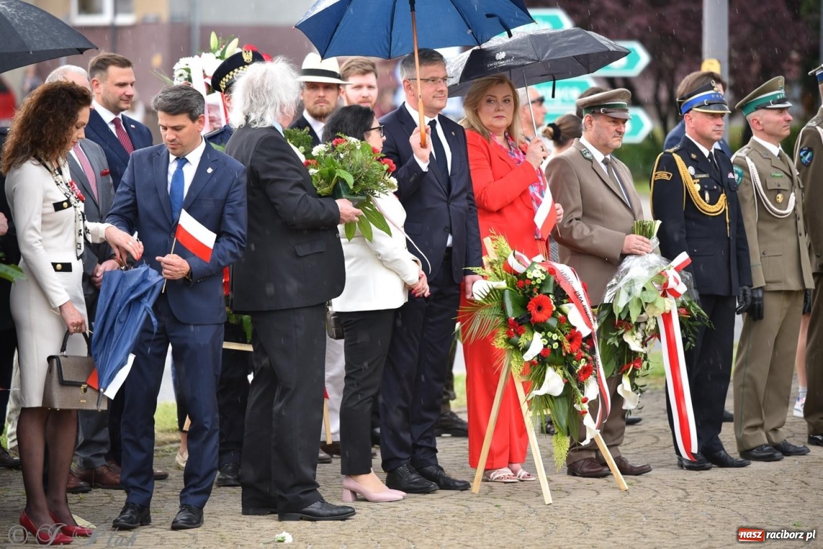 Zdjęcie w galerii na portalu naszraciborz.pl: Obchody Trzeciego Maja w Raciborzu w strugach deszczu [FOTO i WIDEO] wiadomości z regionu