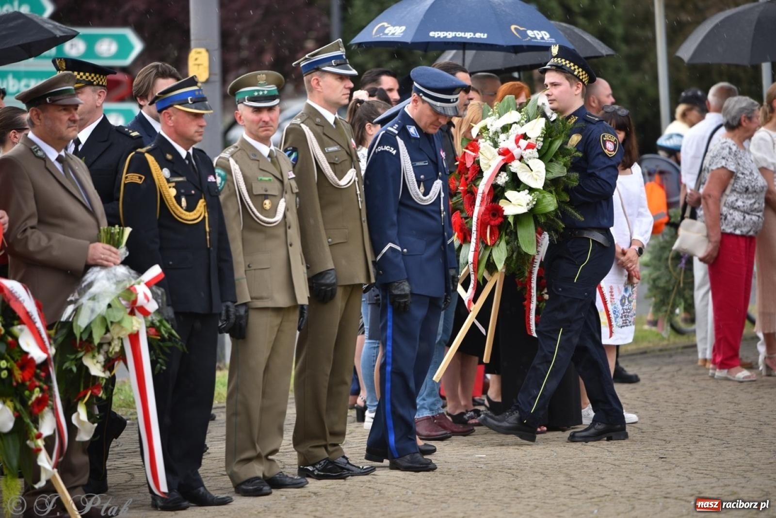 Zdjęcie w galerii na portalu naszraciborz.pl: Obchody Trzeciego Maja w Raciborzu w strugach deszczu [FOTO i WIDEO] wiadomości z regionu
