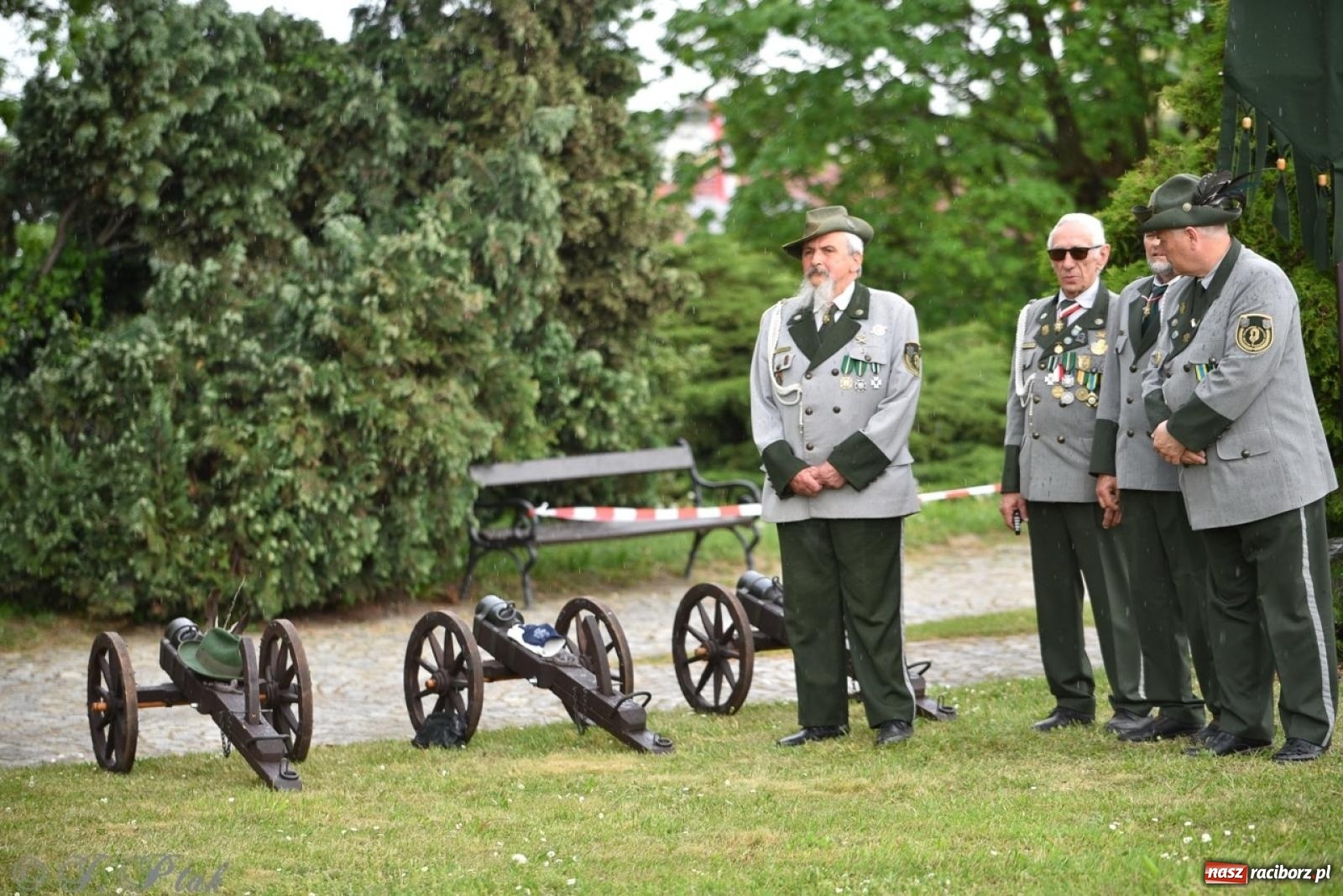 Zdjęcie w galerii na portalu naszraciborz.pl: Obchody Trzeciego Maja w Raciborzu w strugach deszczu [FOTO i WIDEO] wiadomości z regionu