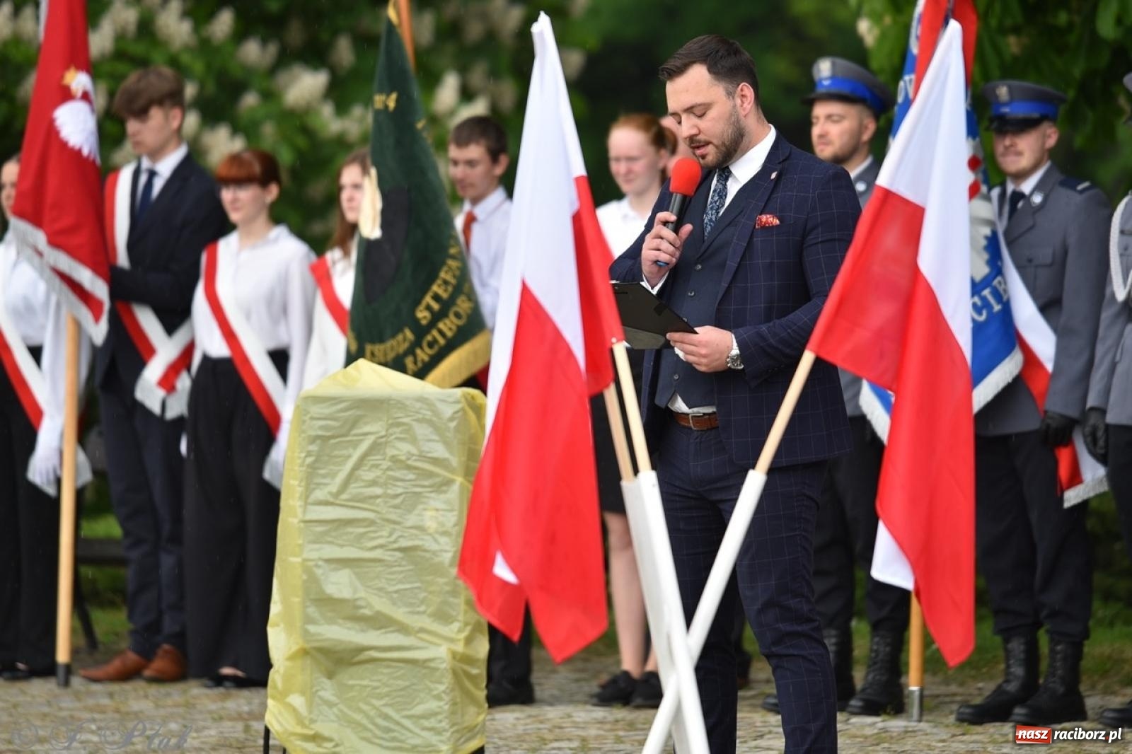 Zdjęcie w galerii na portalu naszraciborz.pl: Obchody Trzeciego Maja w Raciborzu w strugach deszczu [FOTO i WIDEO] wiadomości z regionu