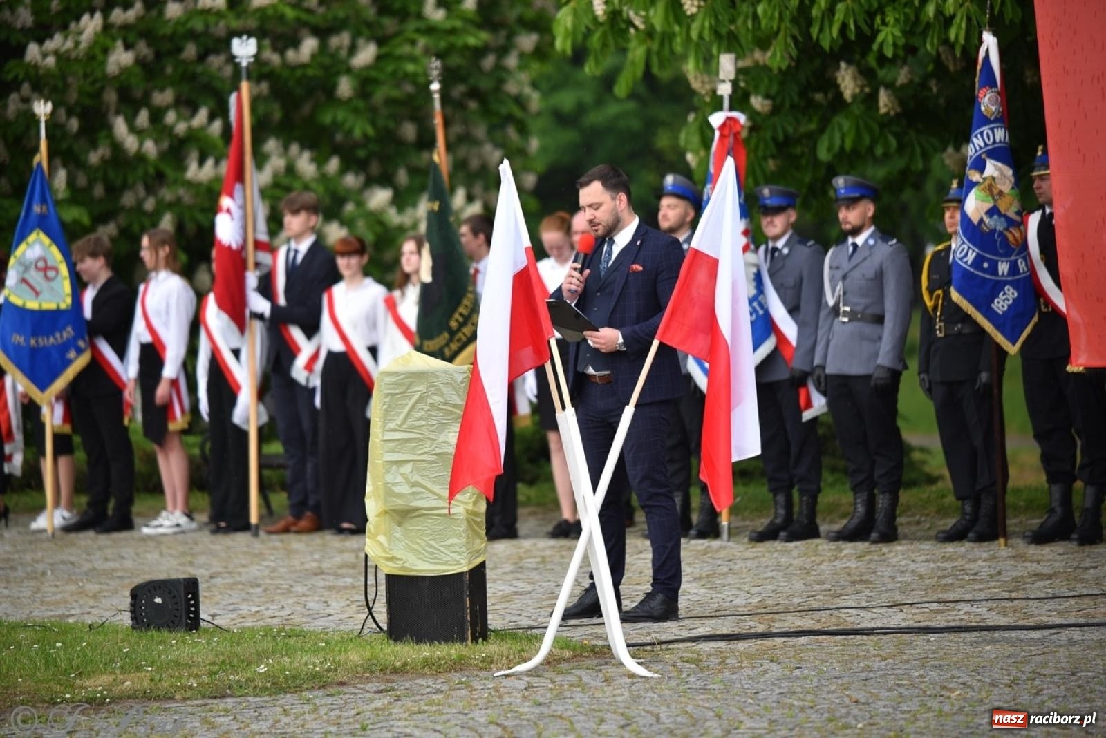 Zdjęcie w galerii na portalu naszraciborz.pl: Obchody Trzeciego Maja w Raciborzu w strugach deszczu [FOTO i WIDEO] wiadomości z regionu