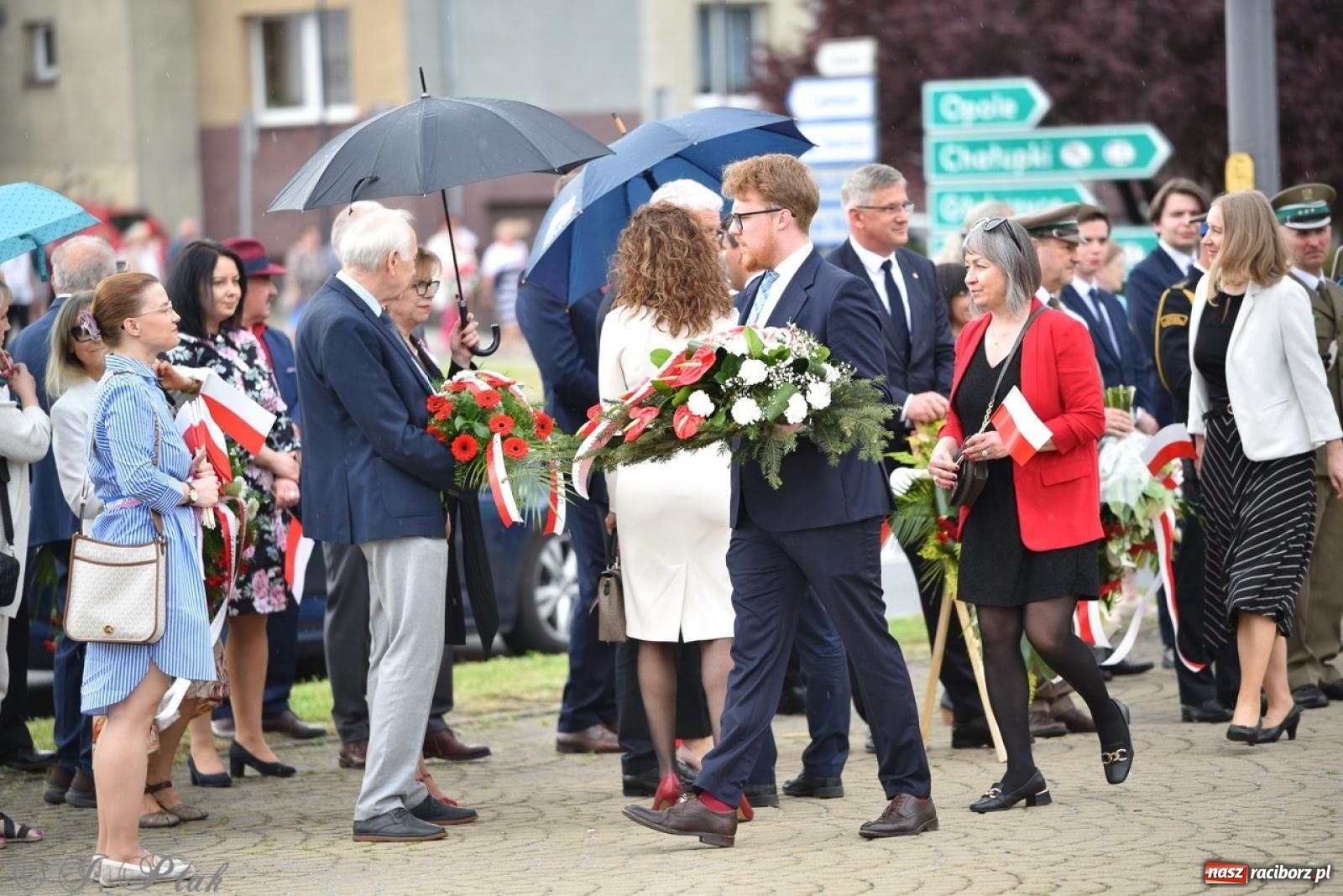 Zdjęcie w galerii na portalu naszraciborz.pl: Obchody Trzeciego Maja w Raciborzu w strugach deszczu [FOTO i WIDEO] wiadomości z regionu