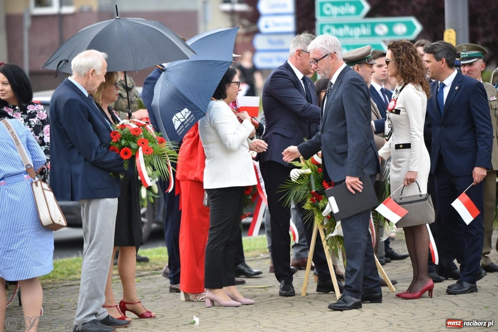Zdjęcie w galerii na portalu naszraciborz.pl: Obchody Trzeciego Maja w Raciborzu w strugach deszczu [FOTO i WIDEO] wiadomości z regionu
