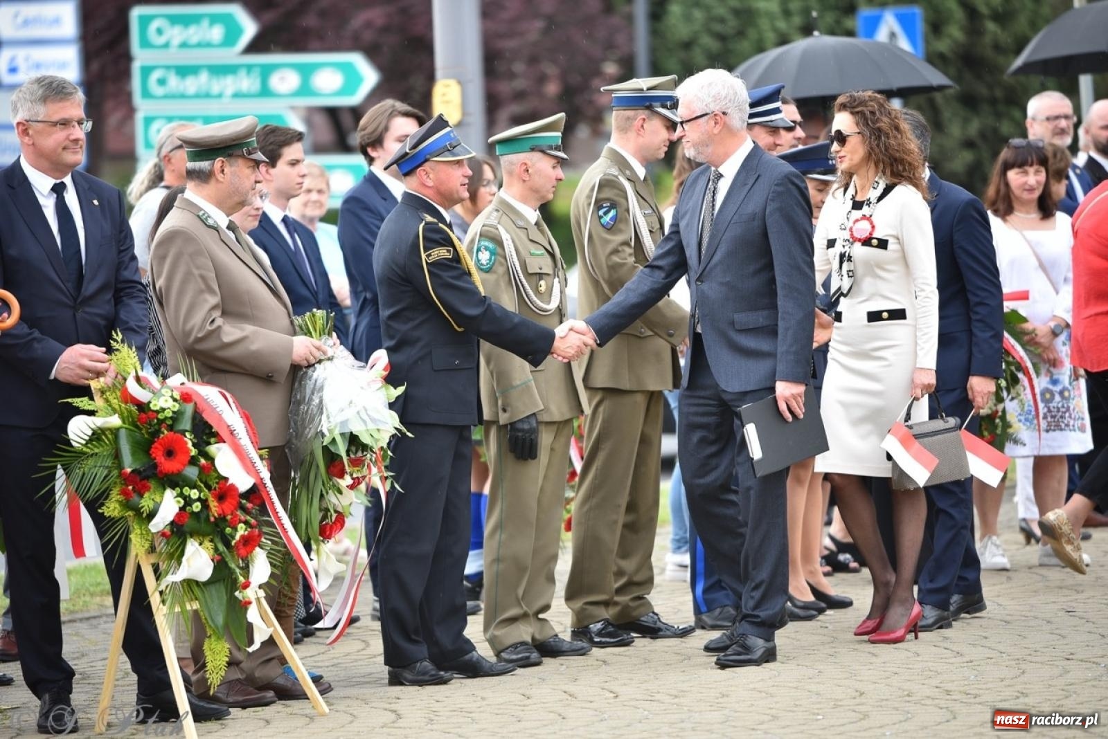 Zdjęcie w galerii na portalu naszraciborz.pl: Obchody Trzeciego Maja w Raciborzu w strugach deszczu [FOTO i WIDEO] wiadomości z regionu