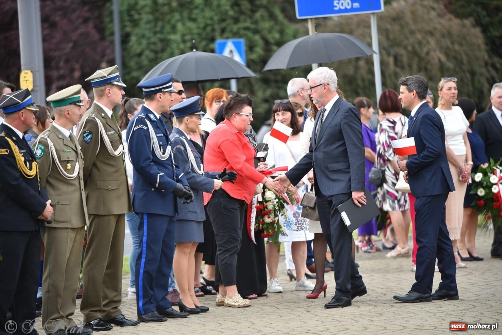 Zdjęcie w galerii na portalu naszraciborz.pl: Obchody Trzeciego Maja w Raciborzu w strugach deszczu [FOTO i WIDEO] wiadomości z regionu