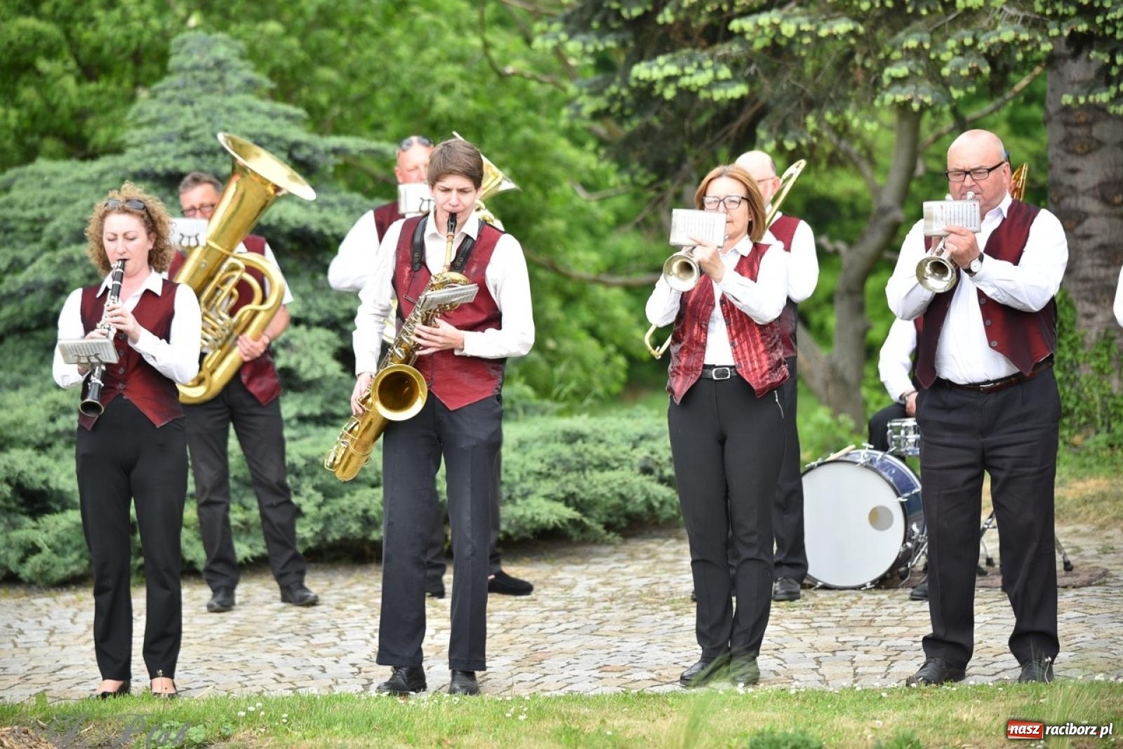 Zdjęcie w galerii na portalu naszraciborz.pl: Obchody Trzeciego Maja w Raciborzu w strugach deszczu [FOTO i WIDEO] wiadomości z regionu