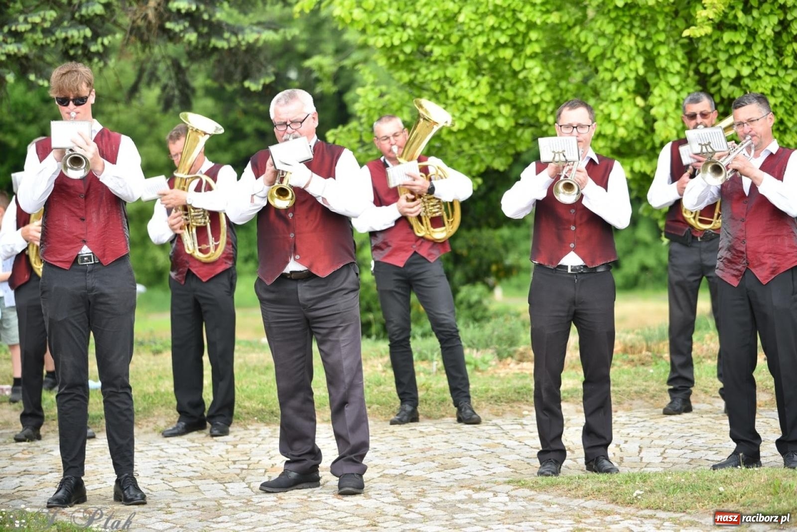 Zdjęcie w galerii na portalu naszraciborz.pl: Obchody Trzeciego Maja w Raciborzu w strugach deszczu [FOTO i WIDEO] wiadomości z regionu