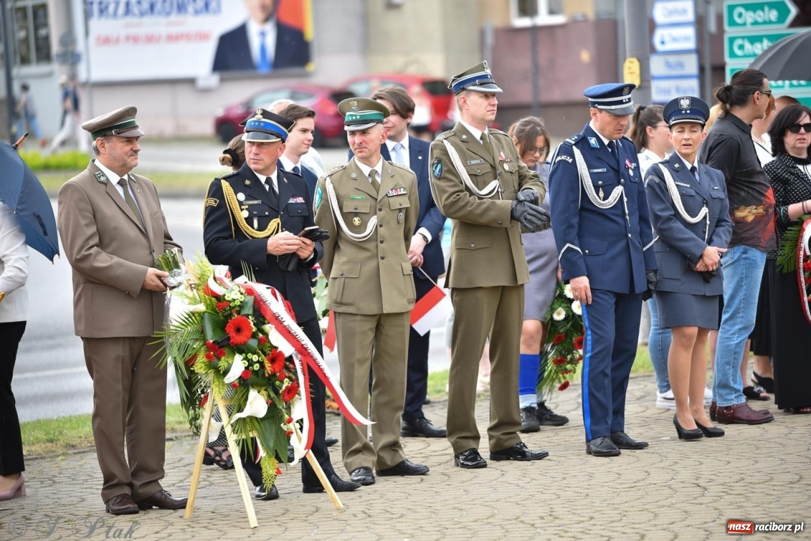 Zdjęcie w galerii na portalu naszraciborz.pl: Obchody Trzeciego Maja w Raciborzu w strugach deszczu [FOTO i WIDEO] wiadomości z regionu