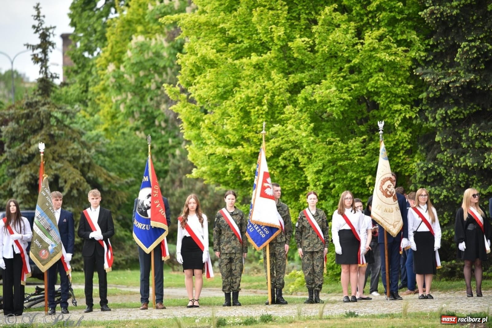 Zdjęcie w galerii na portalu naszraciborz.pl: Obchody Trzeciego Maja w Raciborzu w strugach deszczu [FOTO i WIDEO] wiadomości z regionu