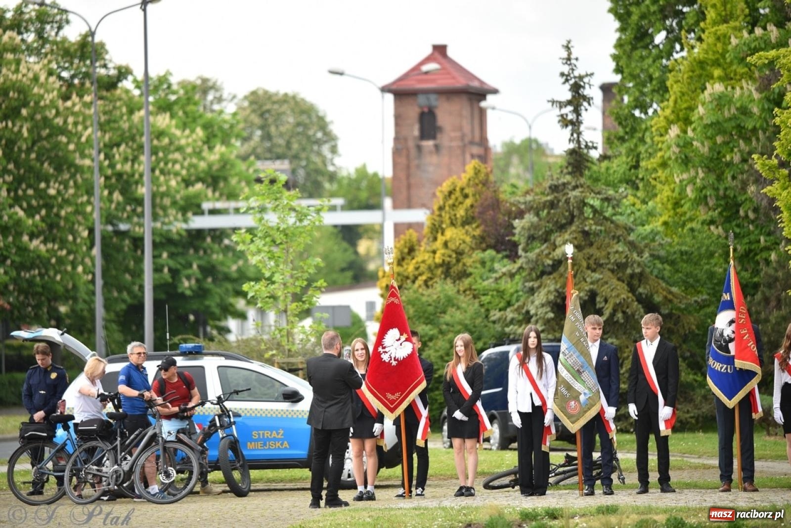 Zdjęcie w galerii na portalu naszraciborz.pl: Obchody Trzeciego Maja w Raciborzu w strugach deszczu [FOTO i WIDEO] wiadomości z regionu