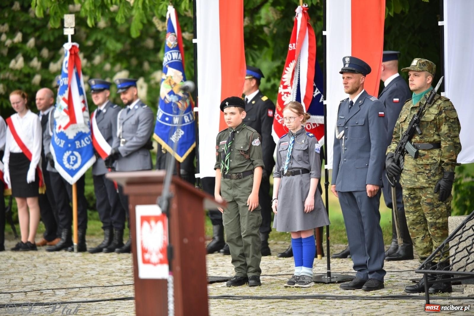Zdjęcie w galerii na portalu naszraciborz.pl: Obchody Trzeciego Maja w Raciborzu w strugach deszczu [FOTO i WIDEO] wiadomości z regionu