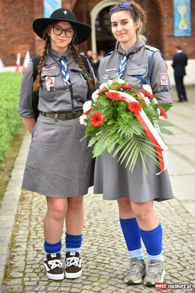 Zdjęcie w galerii na portalu naszraciborz.pl: Obchody Trzeciego Maja w Raciborzu w strugach deszczu [FOTO i WIDEO] wiadomości z regionu